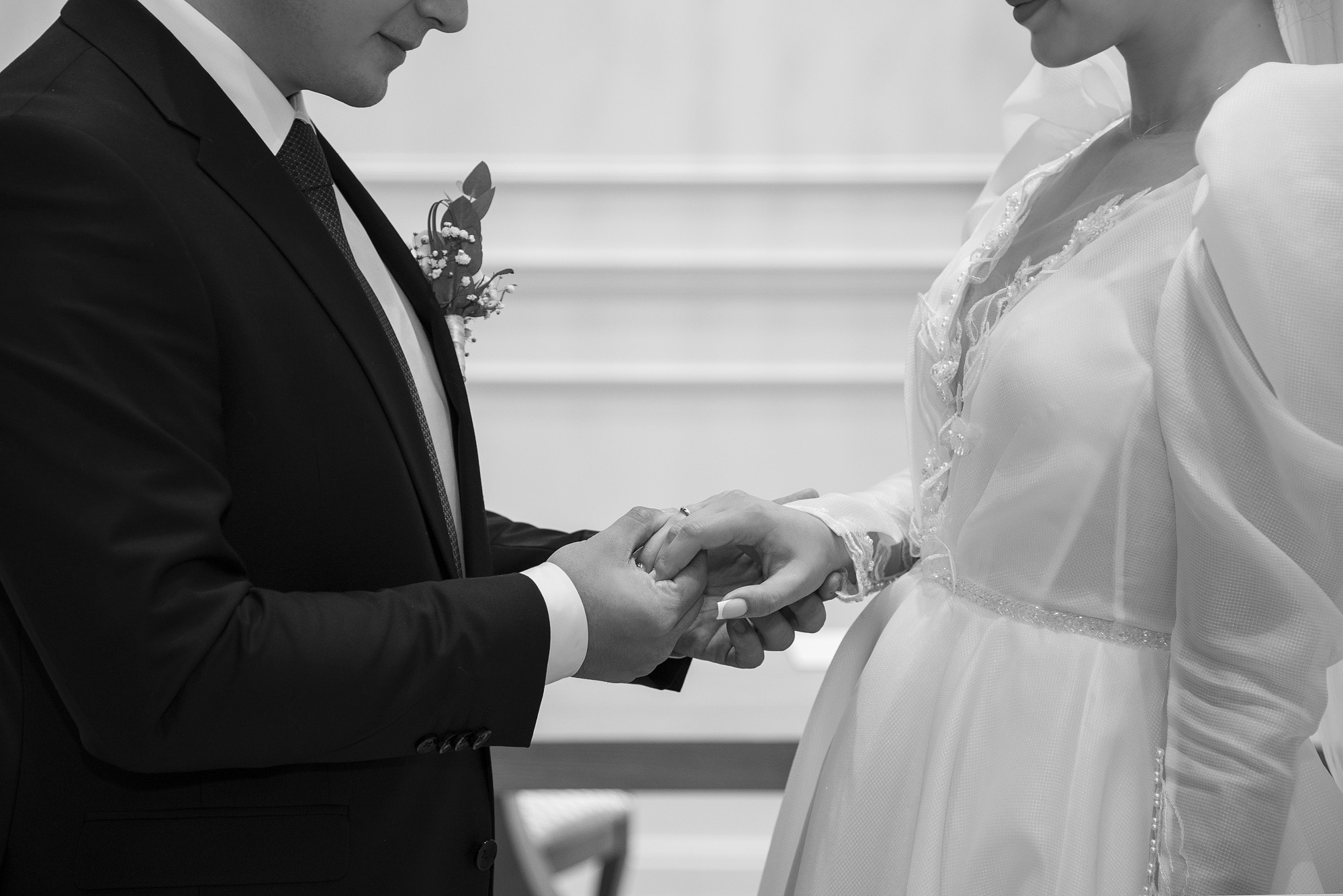 жених надевает кольцо невесте