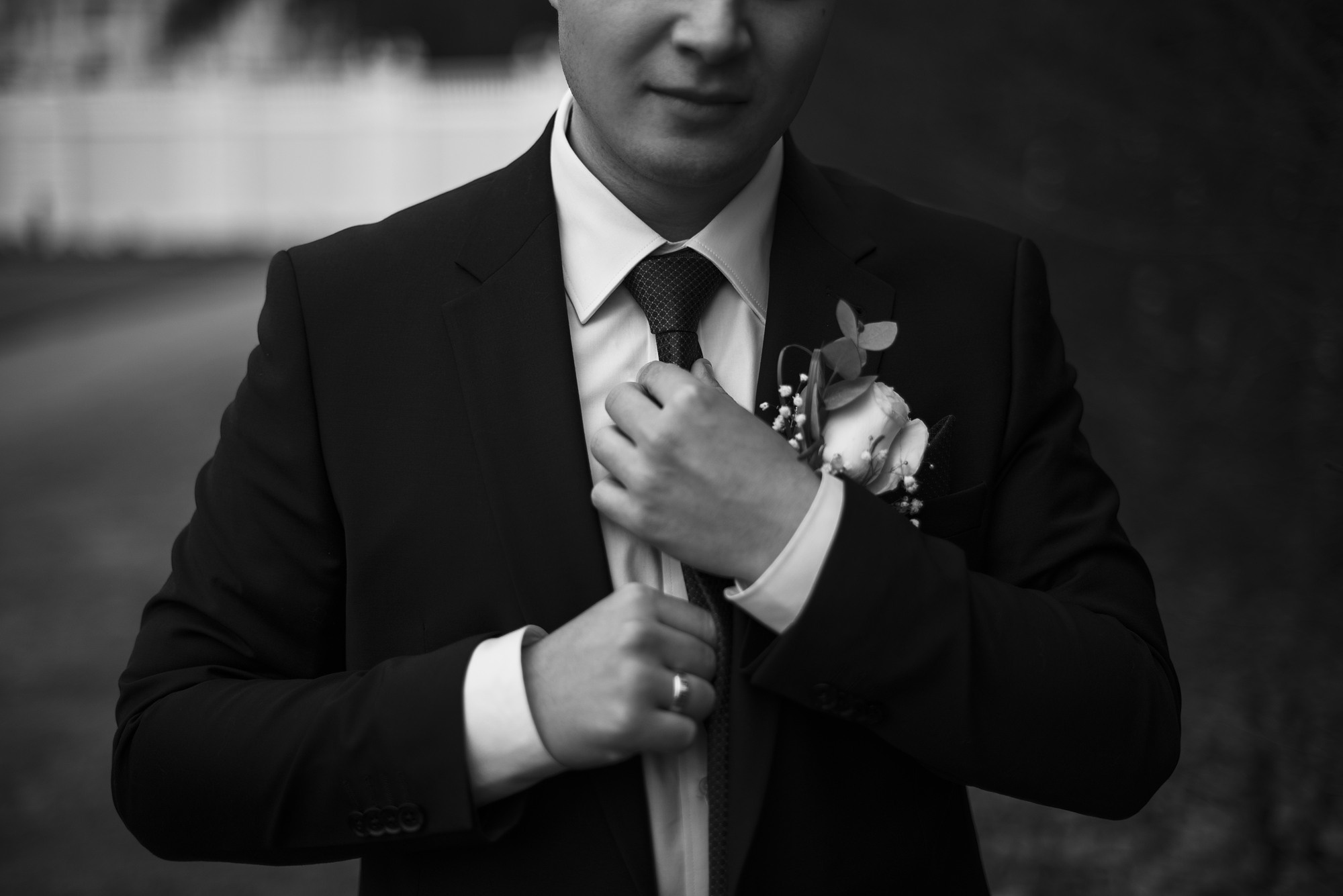 Жених поправляет галстук.