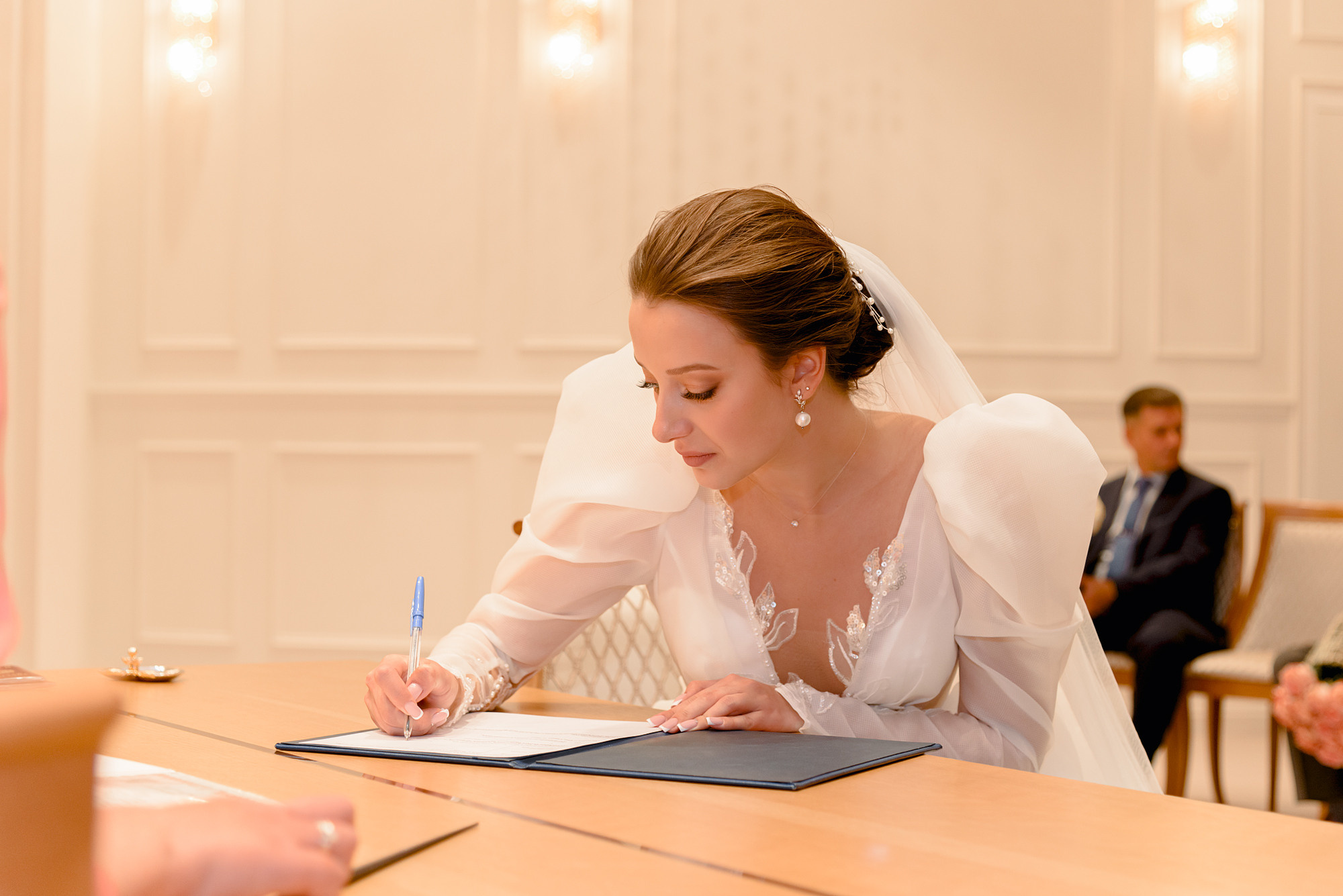 невеста в загсе ставит подпись.