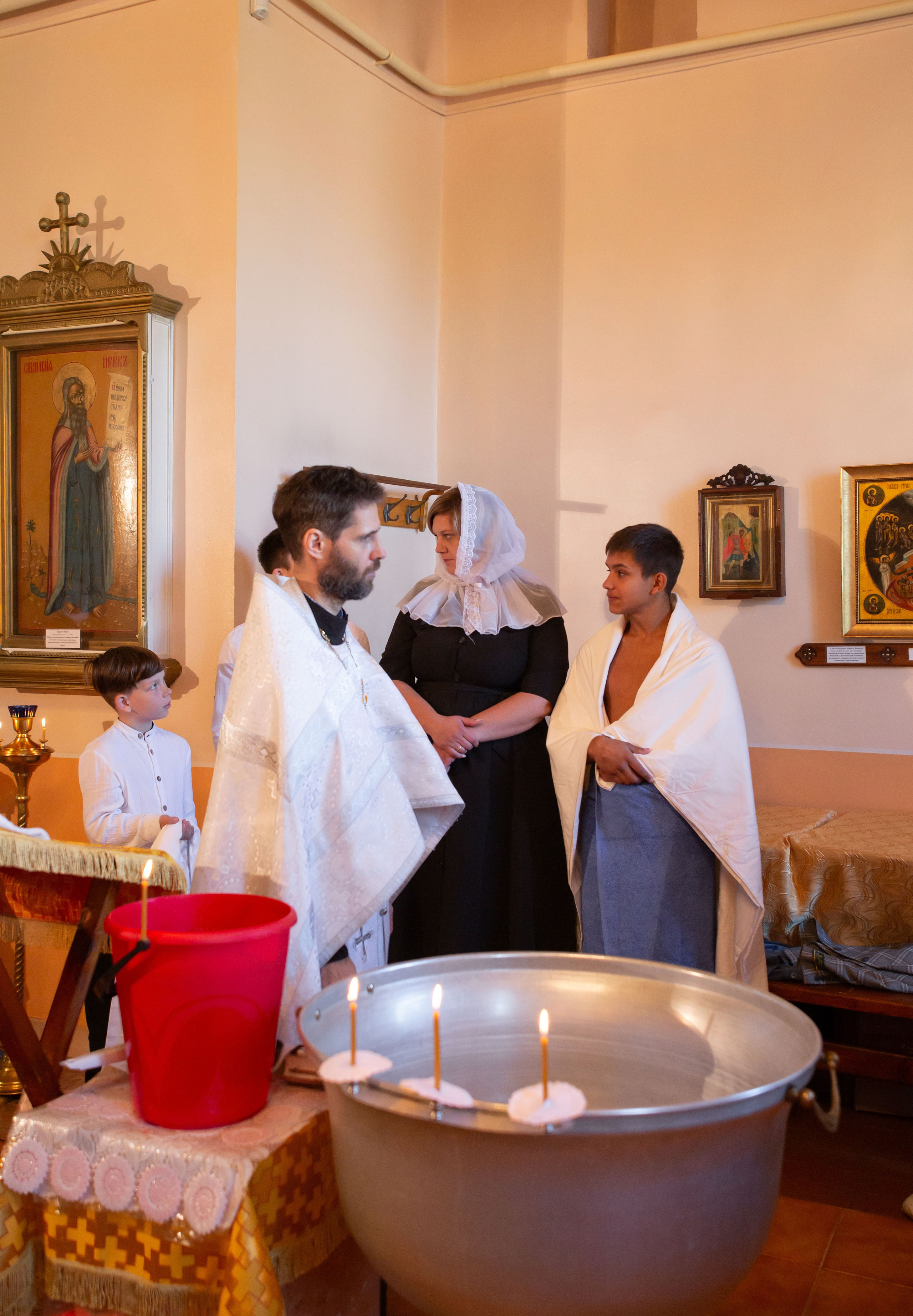 Крещение двух братьев. Храм Успения Пресвятой Богородицы. Семейный и детский фотограф Анна Петракова