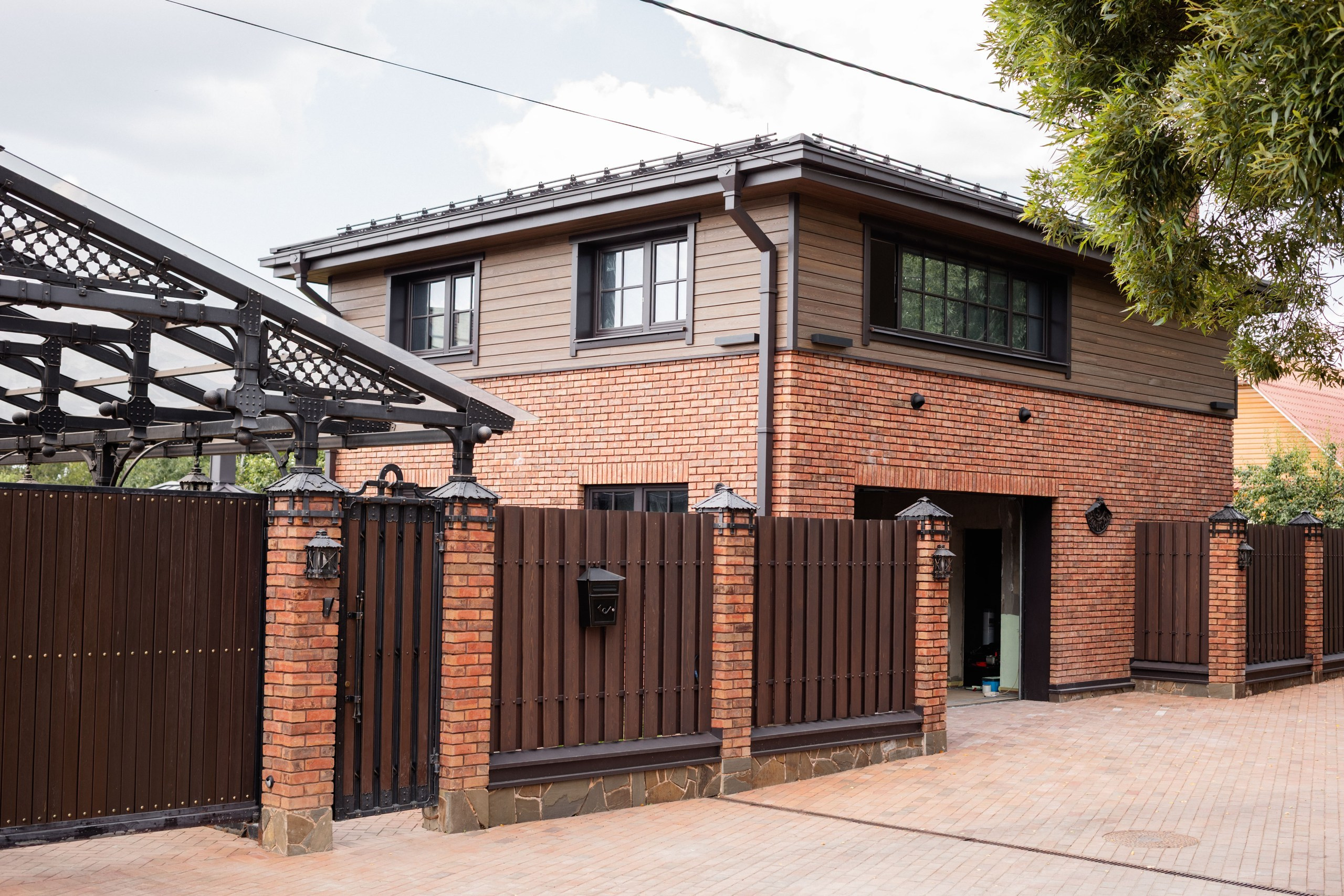 Готовый двухэтажный гараж в стиле Лофт — сочетание кирпича, дерева и металла. Современный дизайн, функциональность и эстетика во всём. Строительная компания «Милый дом» МД. Москва и Московская область