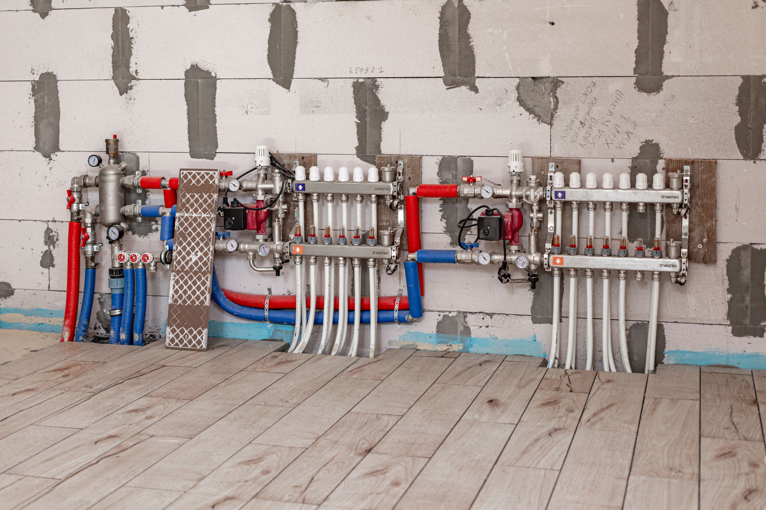 Прокладка  водопровода и канализации. Все системы спроектированы для удобства эксплуатации питомника