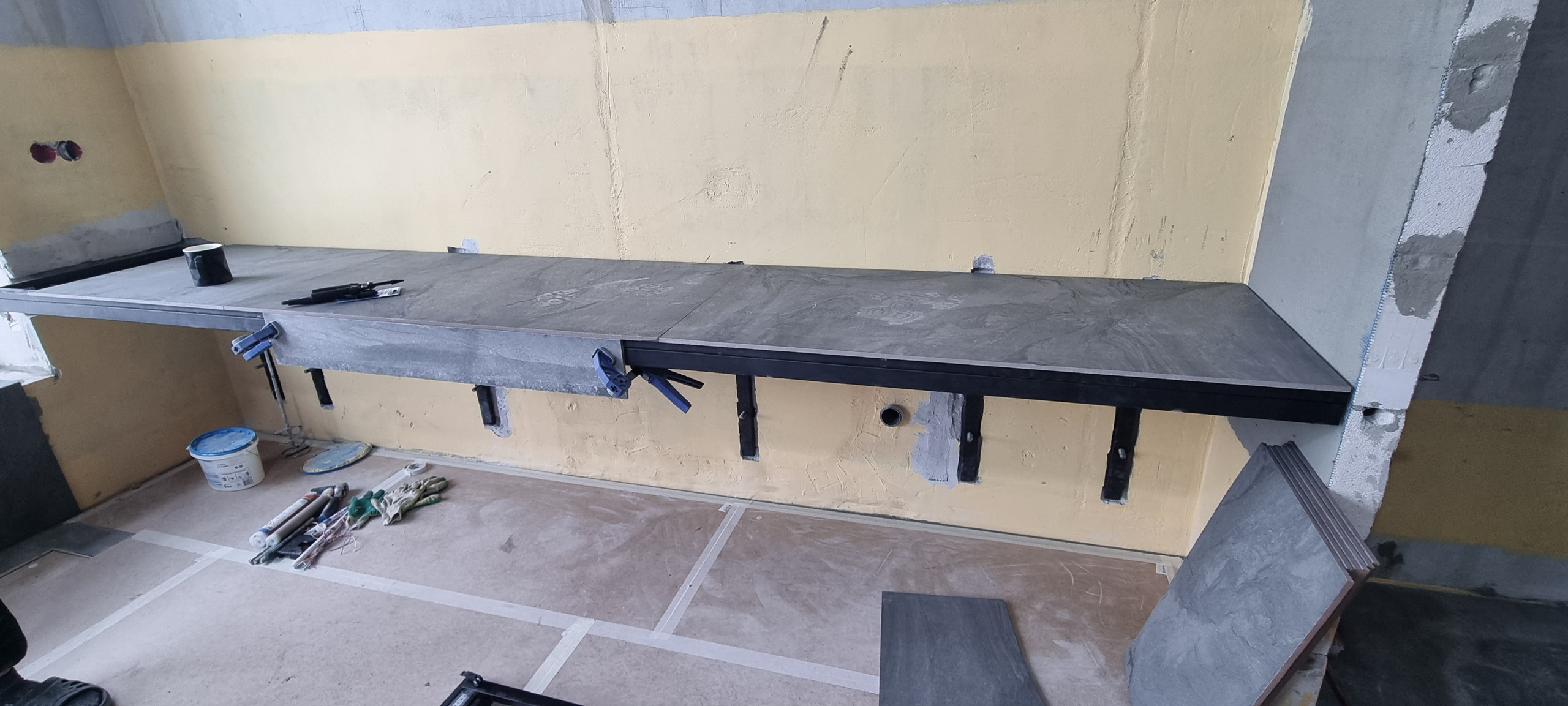 Столешница из керамогранита в ванной комнате объекта МД-006