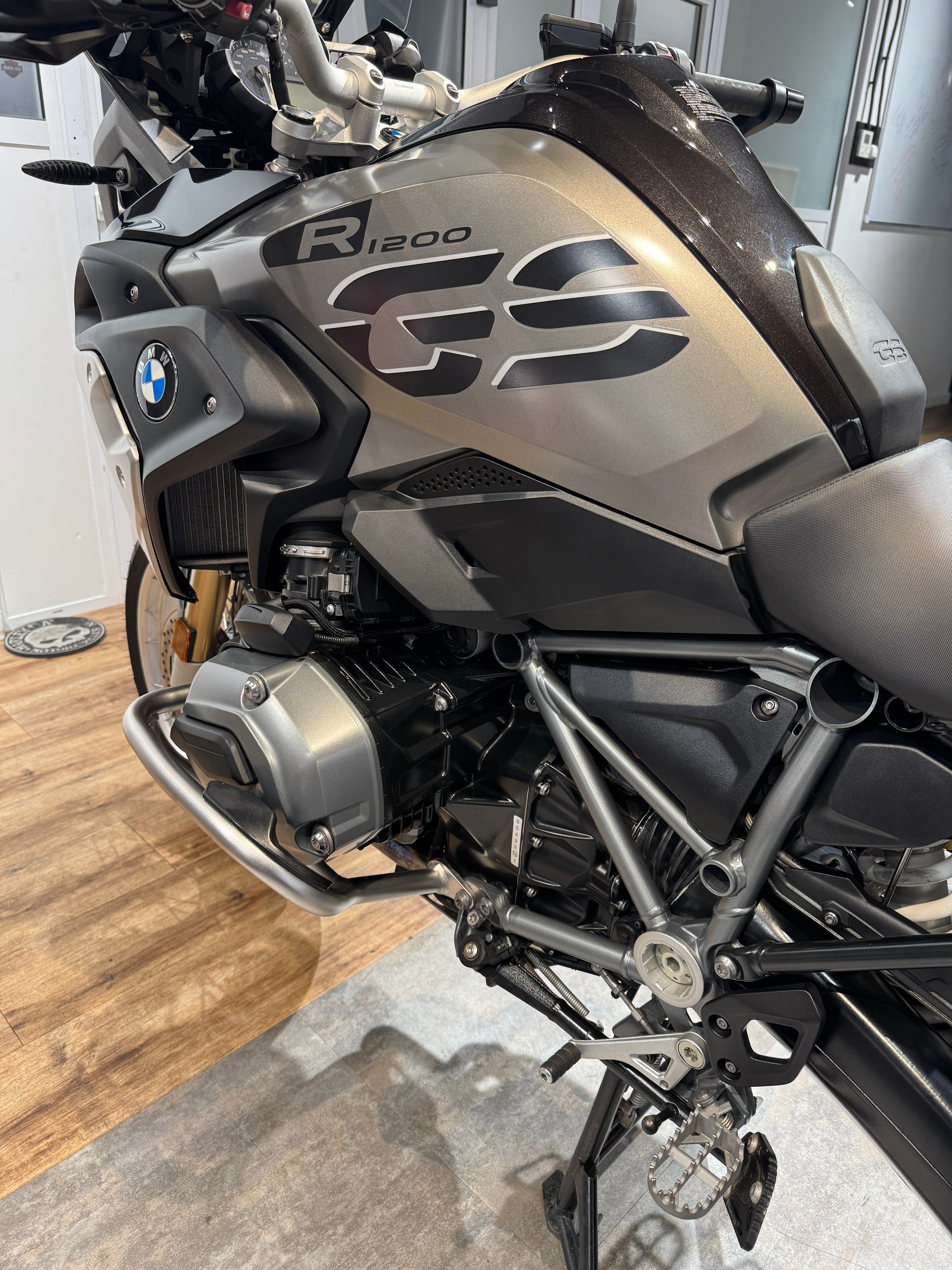 2015 BMW R1200GS Black/Agate Grey — подробнее на сайте. Hello Davidson, Москва. Только хорошие мотоциклы…