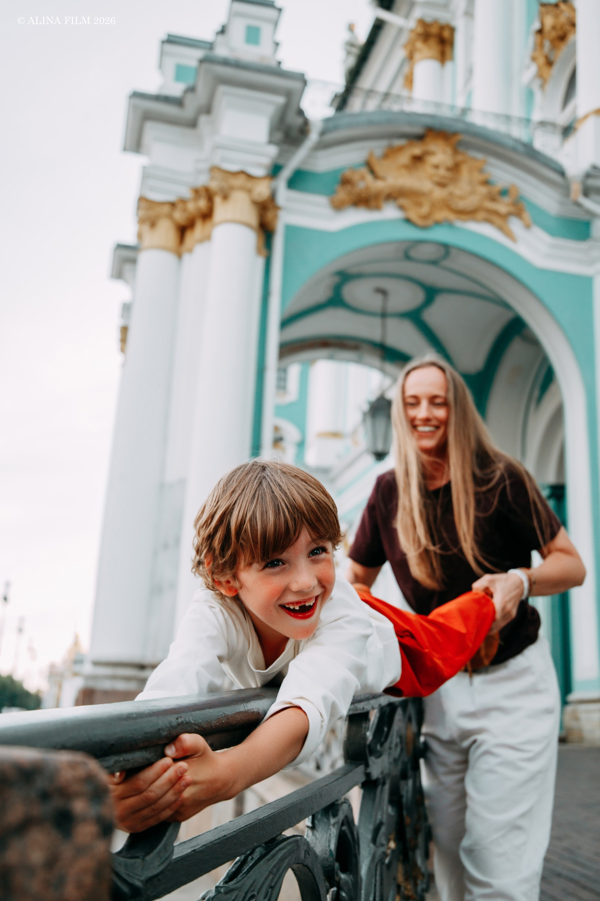 Мама и сын, фотосессия у Эрмитажа. Фотограф в Санкт-Петербурге Alina Film