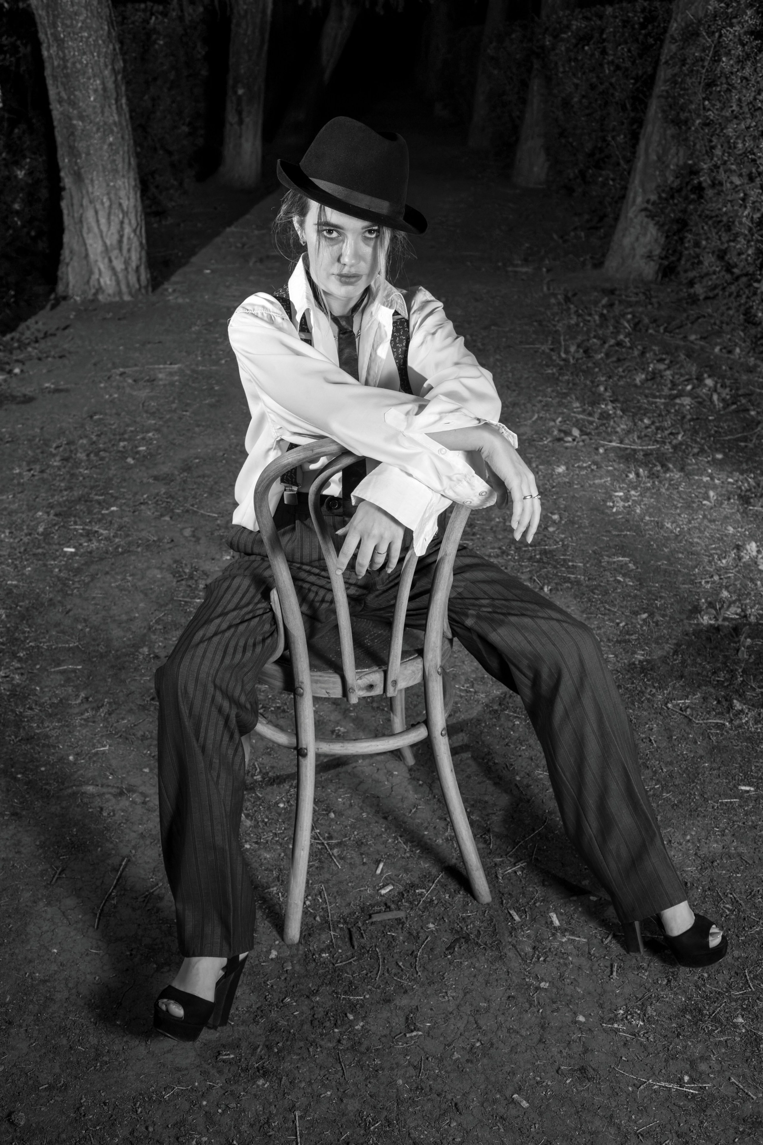 Монохромная фотография девушки в мужском костюме застилает взгляд зрителя элегантностью и изяществом. Одновременно сдержанная и провокационная, девушка в этой фотографии иллюстрирует вечную борьбу противоположностей, создавая потрясающе харизматичный образ. Екатеринбург фотосессии  Автор фотограф: Додров. Ph: dodrov.