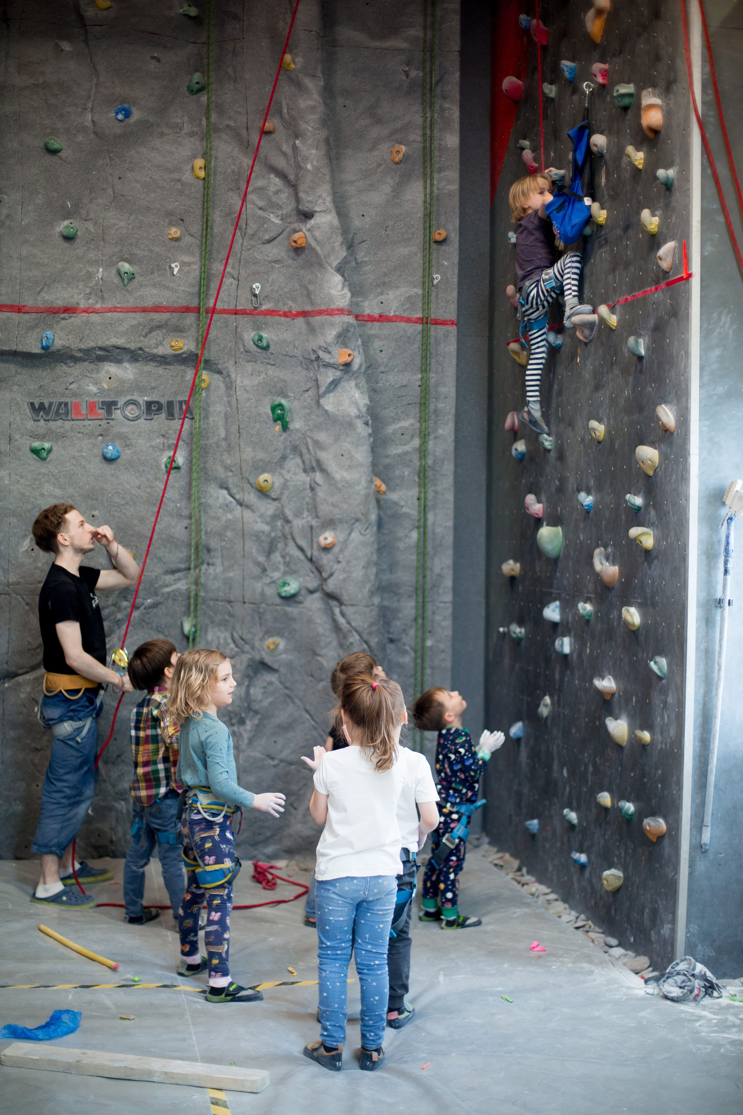 Фотосъемка детского Дня рождения на скалодроме. Репортажный фотограф Борис Геер