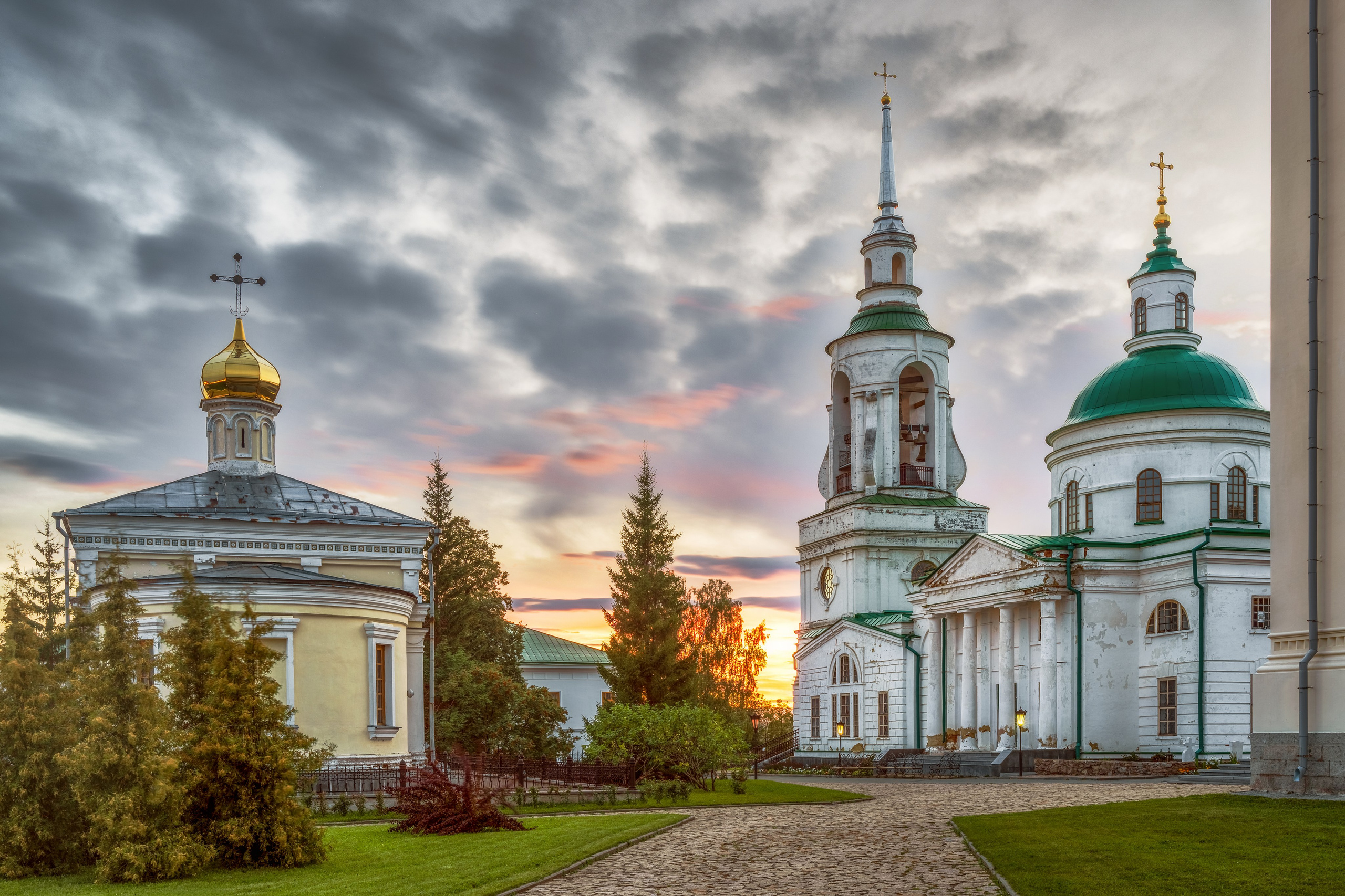 Храм во имя Преображения Господня и Церковь Николая Чудотворца в Верхотурском Николаевском монастыре на закате