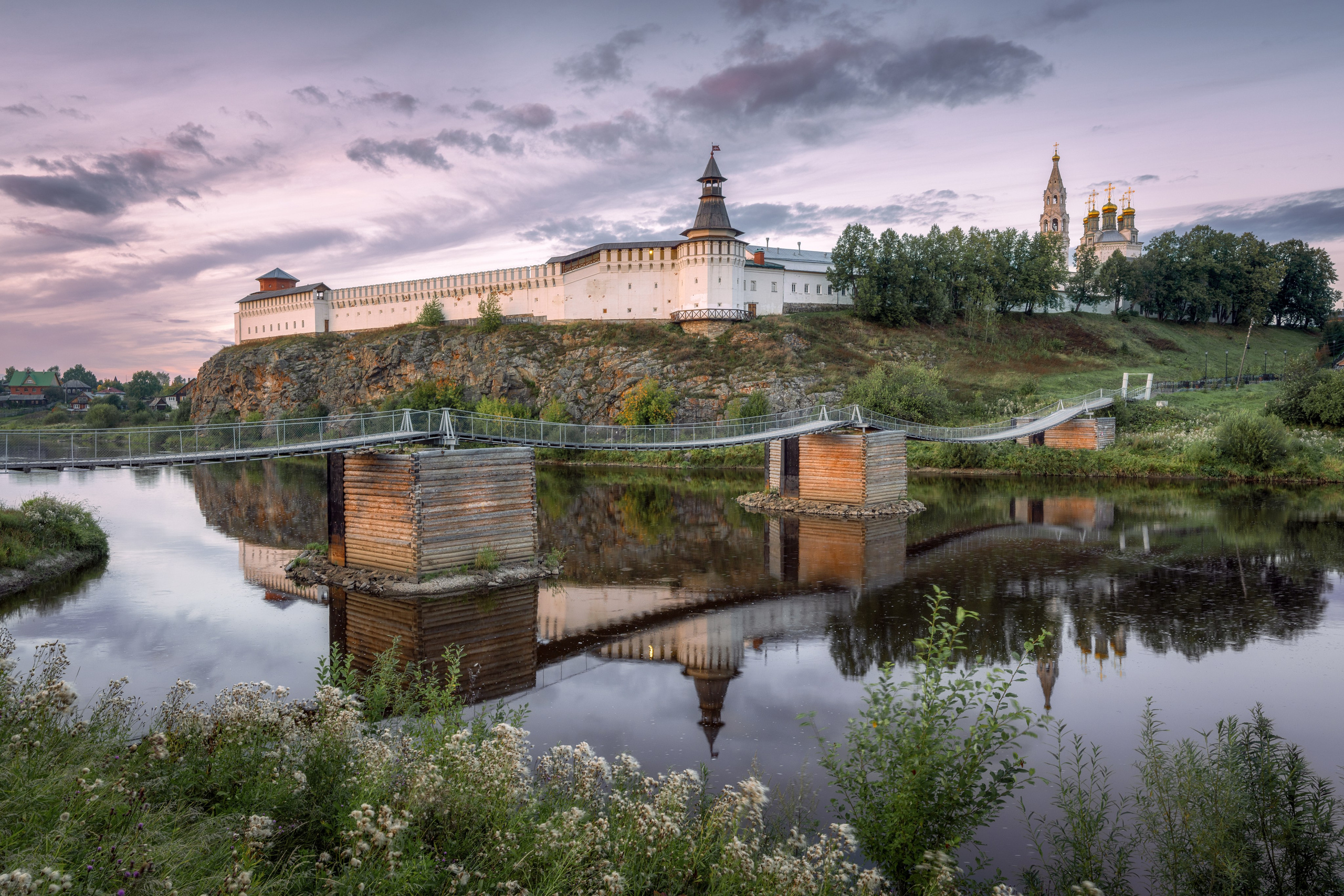 Вид на Верхотурский кремль и деревянный мост через реку Туру на закате