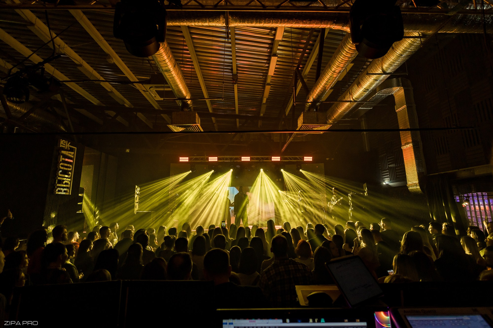 Сольный концерт кавер-группы «Балбесы». Фотограф Zipa Pro