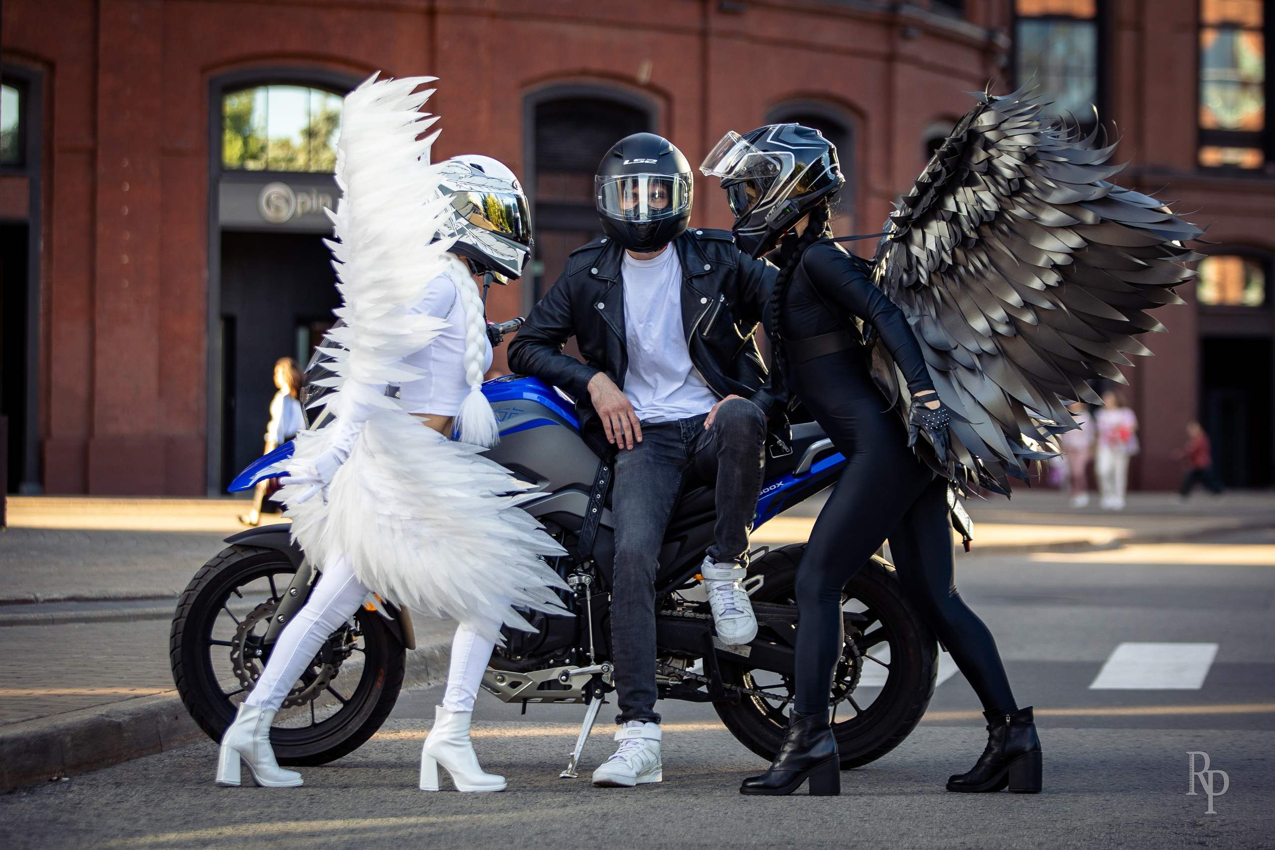 «Angel and demon». Rusty Photographer