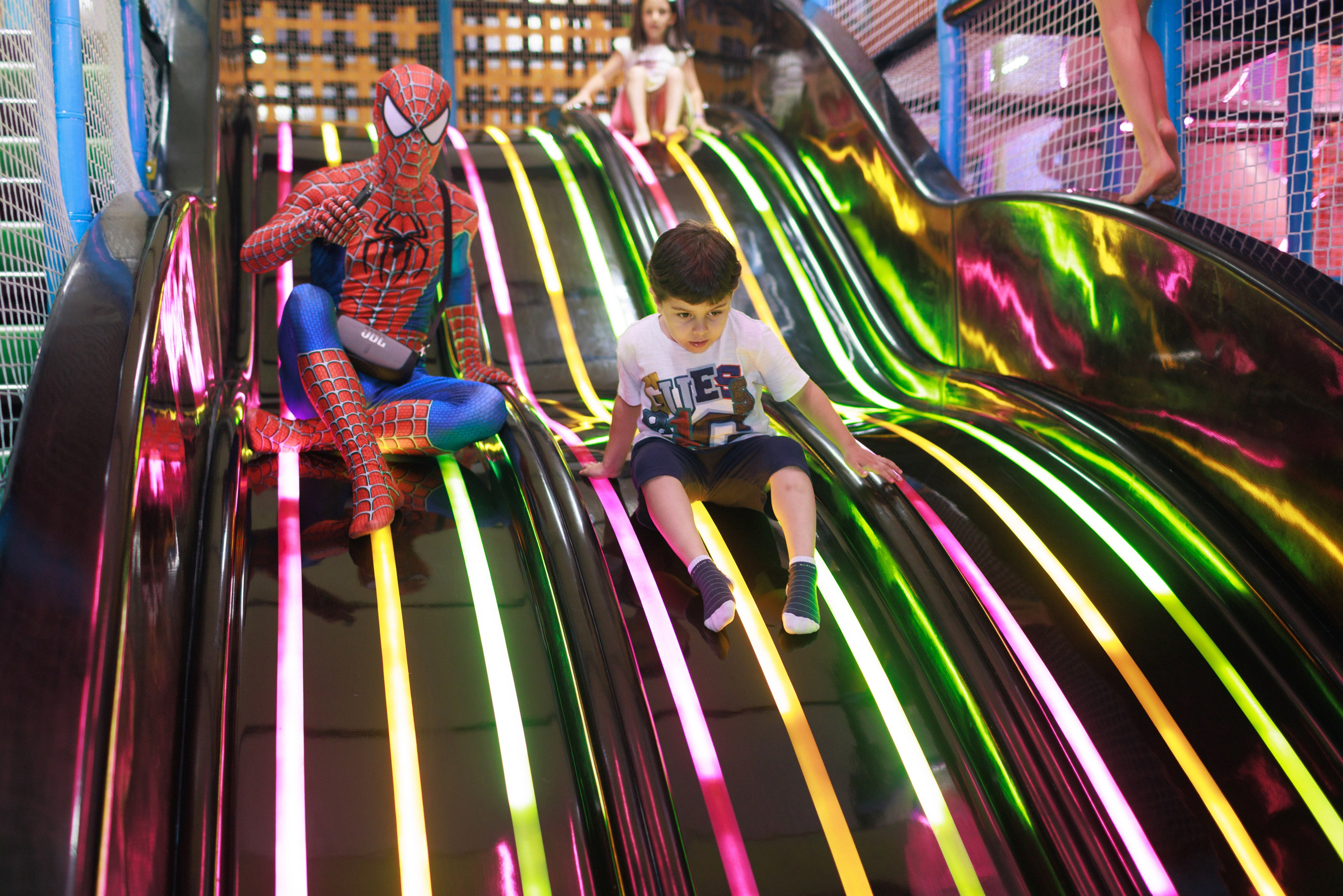 Фотосессия детского Дня рождения в парке аттракционов 