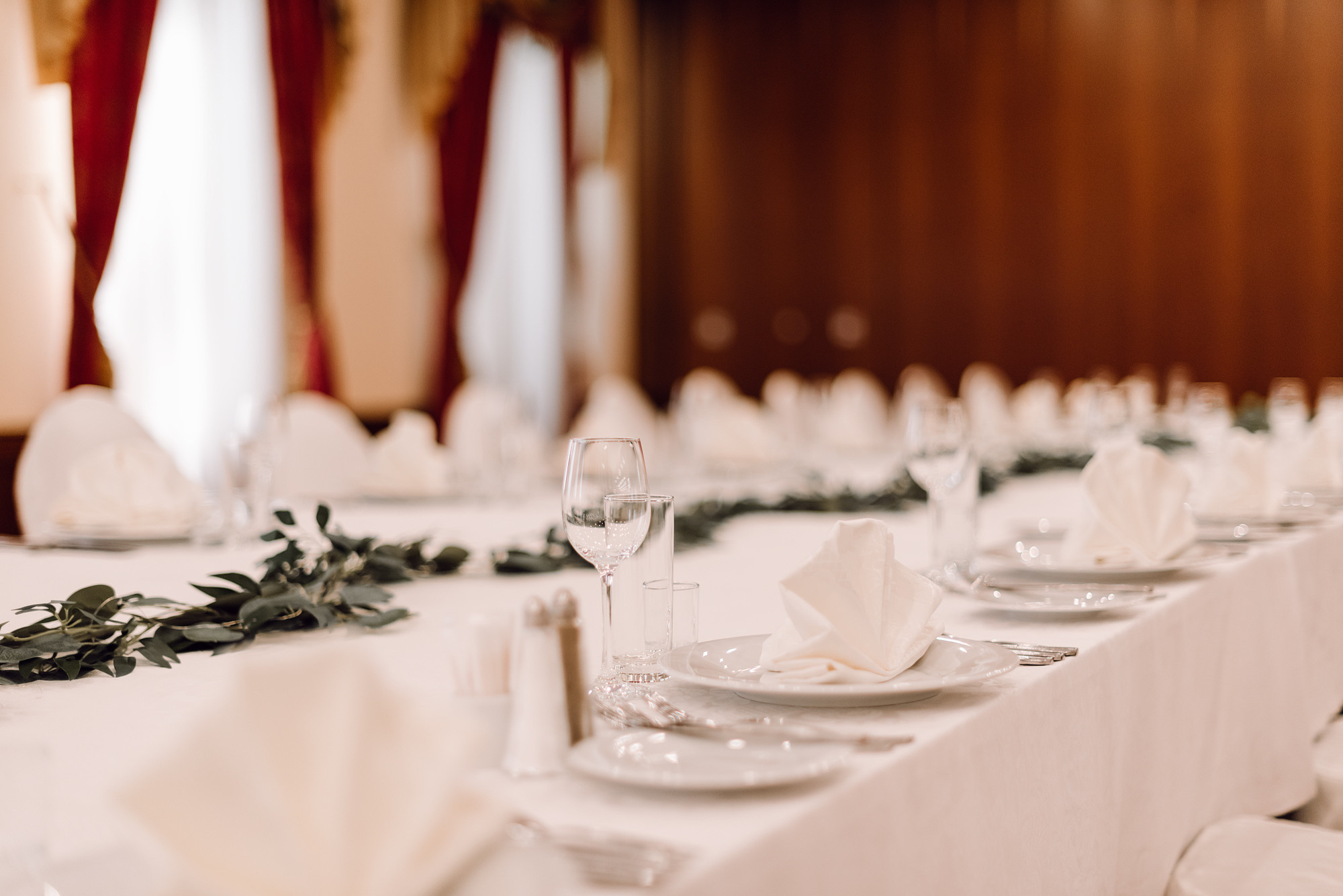 свадебный банкет, свадебный фотограф, бокал, красивый стол