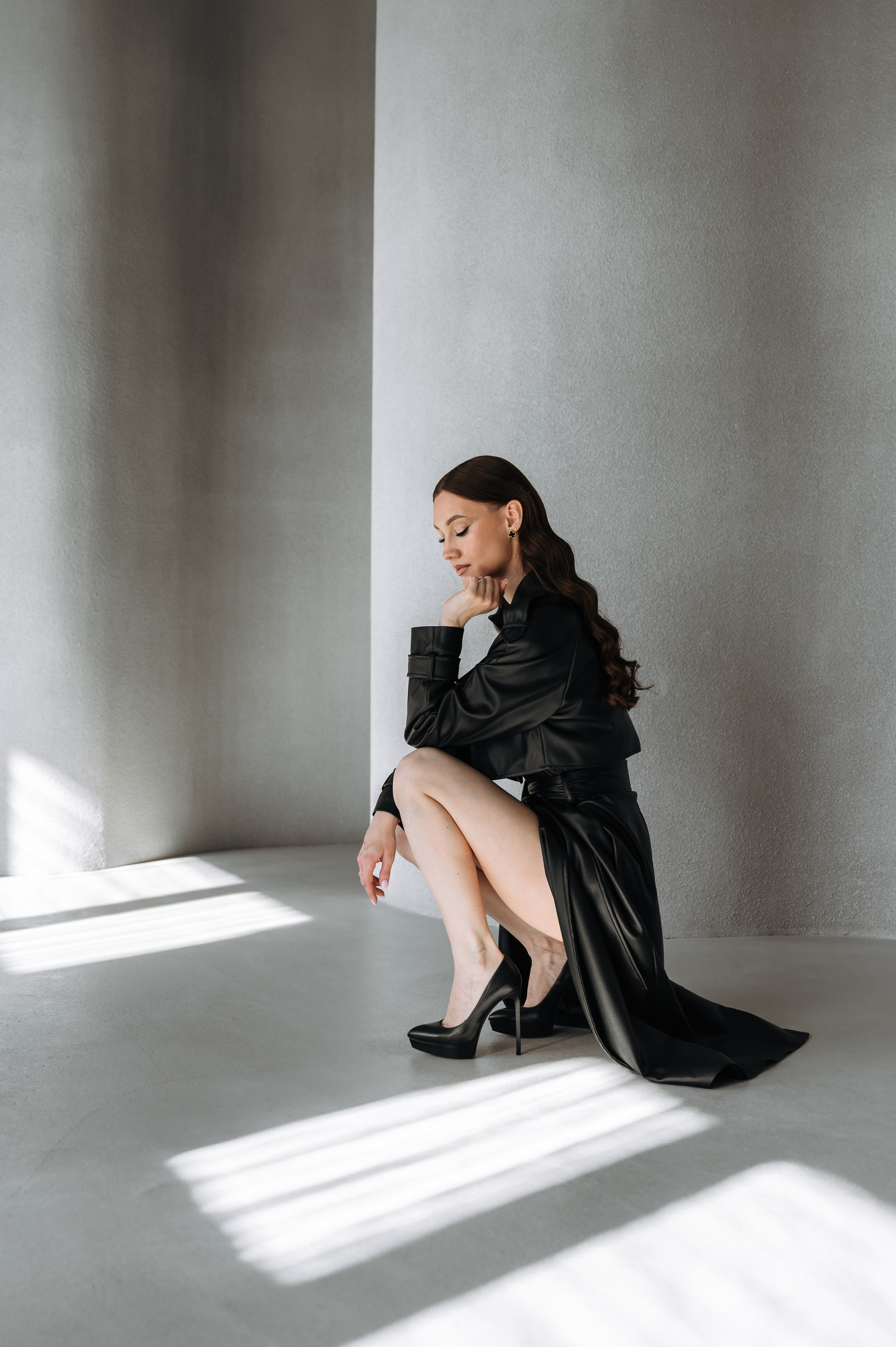 Настя — фотосессия в темной студии с хрустальной люстрой. Портретный и семейный фотограф в Екатеринбурге Мария Чахеева