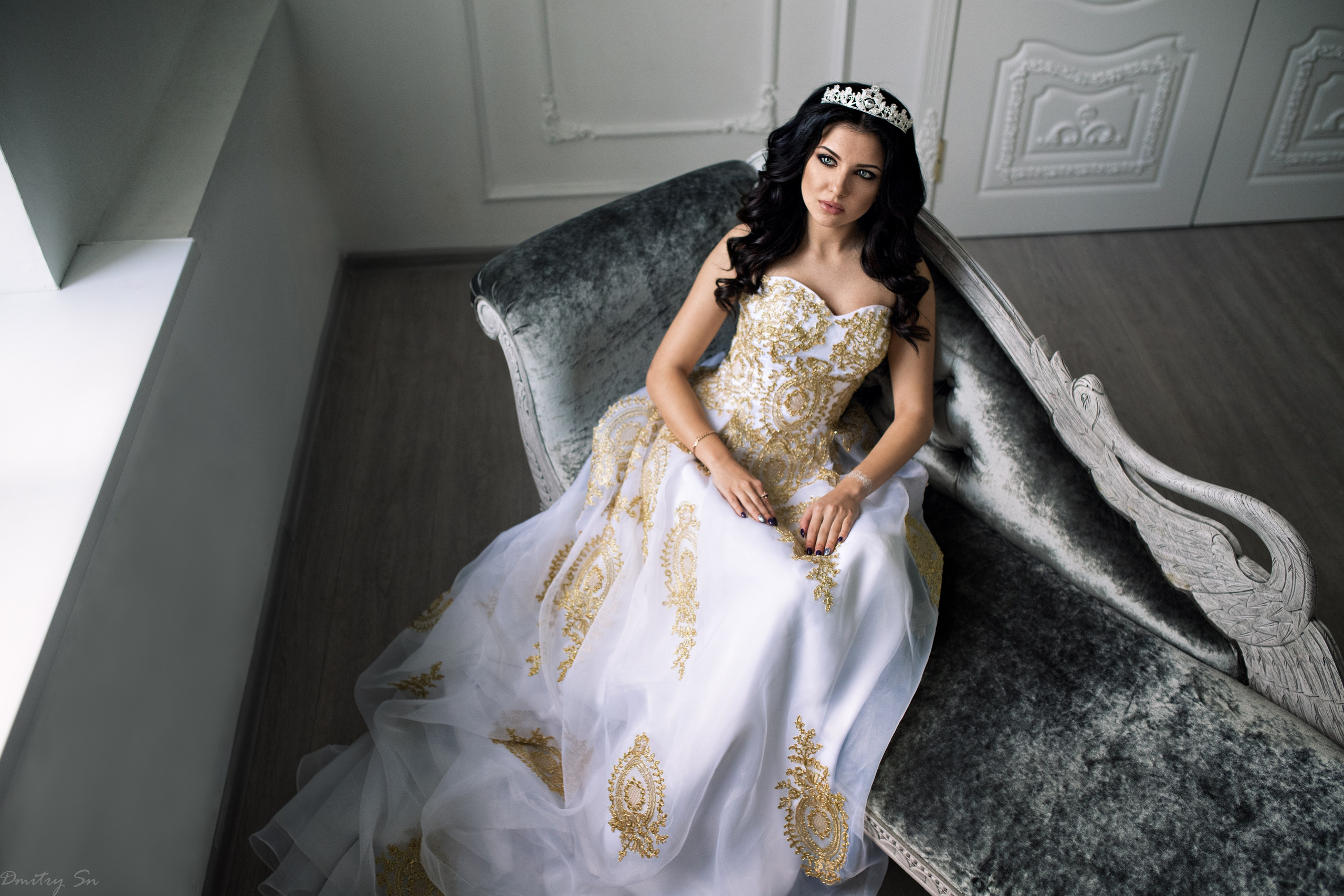 Съемка в студии с интерьером с Кристиной в белом пышном платье в формате для «себя»