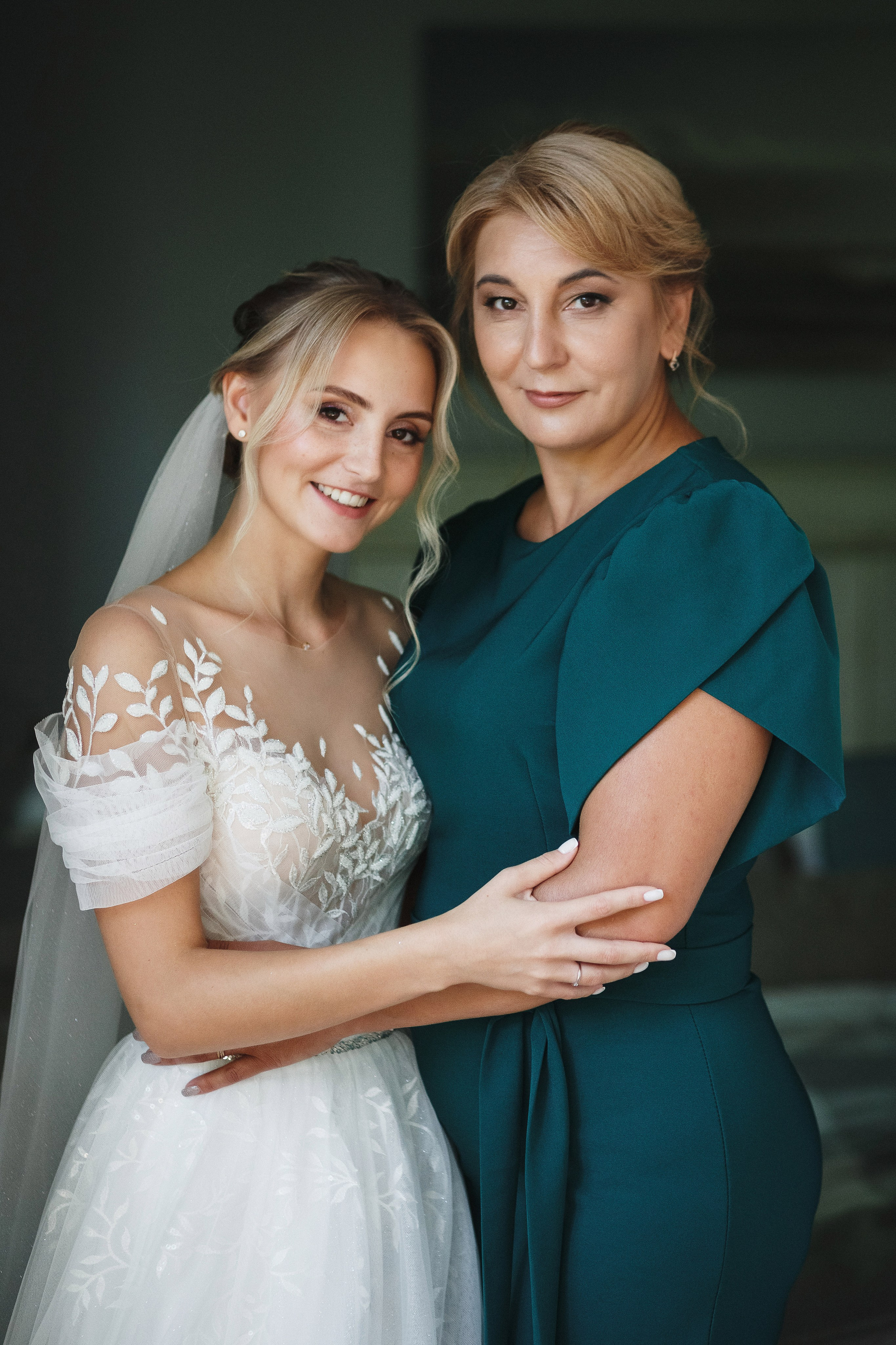 Фотография: Сборы невесты Анастасии в Таганроге в гостинице Ида, в компании ее мамы. Идеальное сочетание эмоций и волнующего ожидания перед свадьбой, отраженное в уютной обстановке номера.