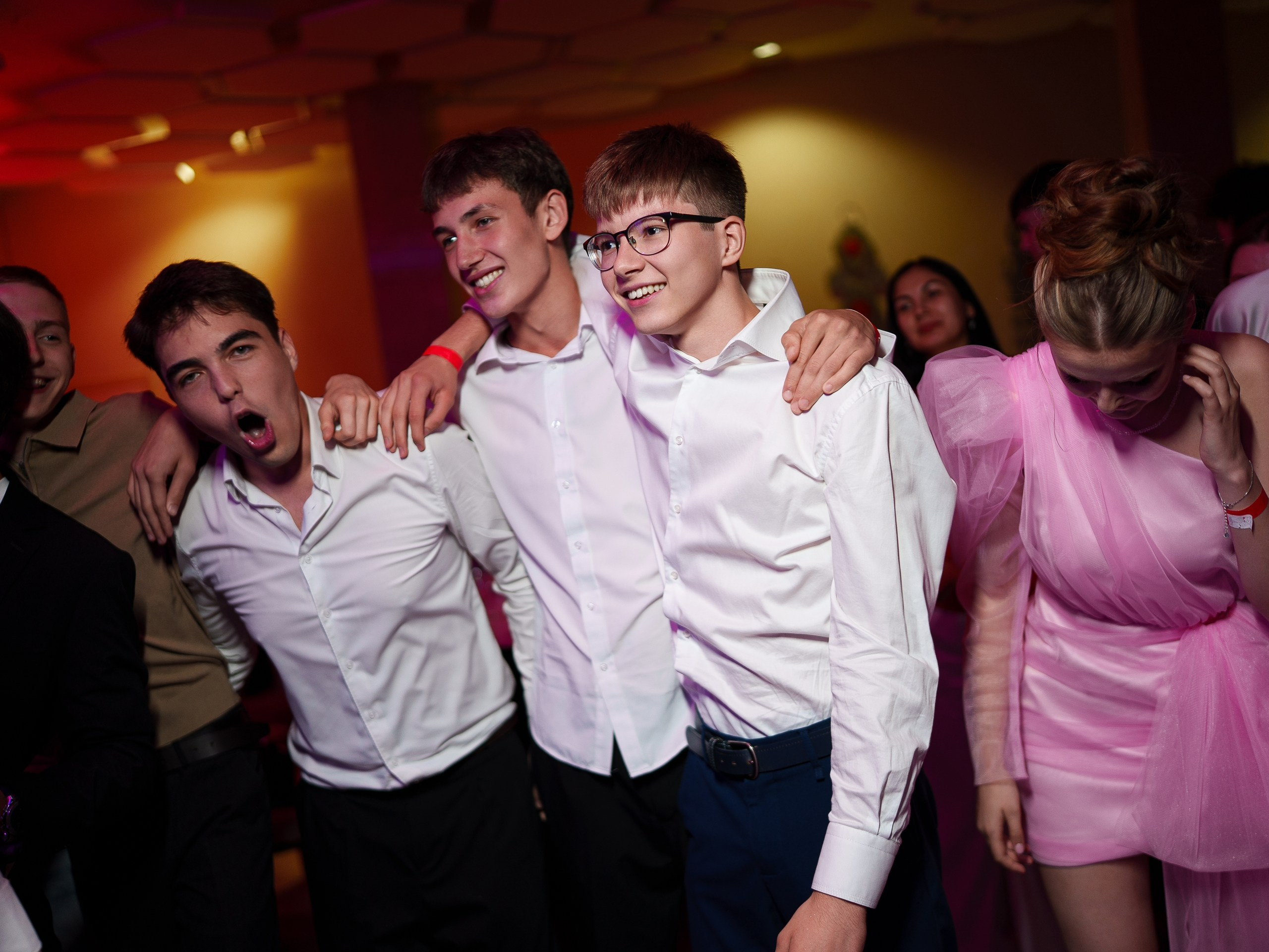 Фотограф на выпускной в Уфе — съёмка в Конгресс-холле для гимназии № 39