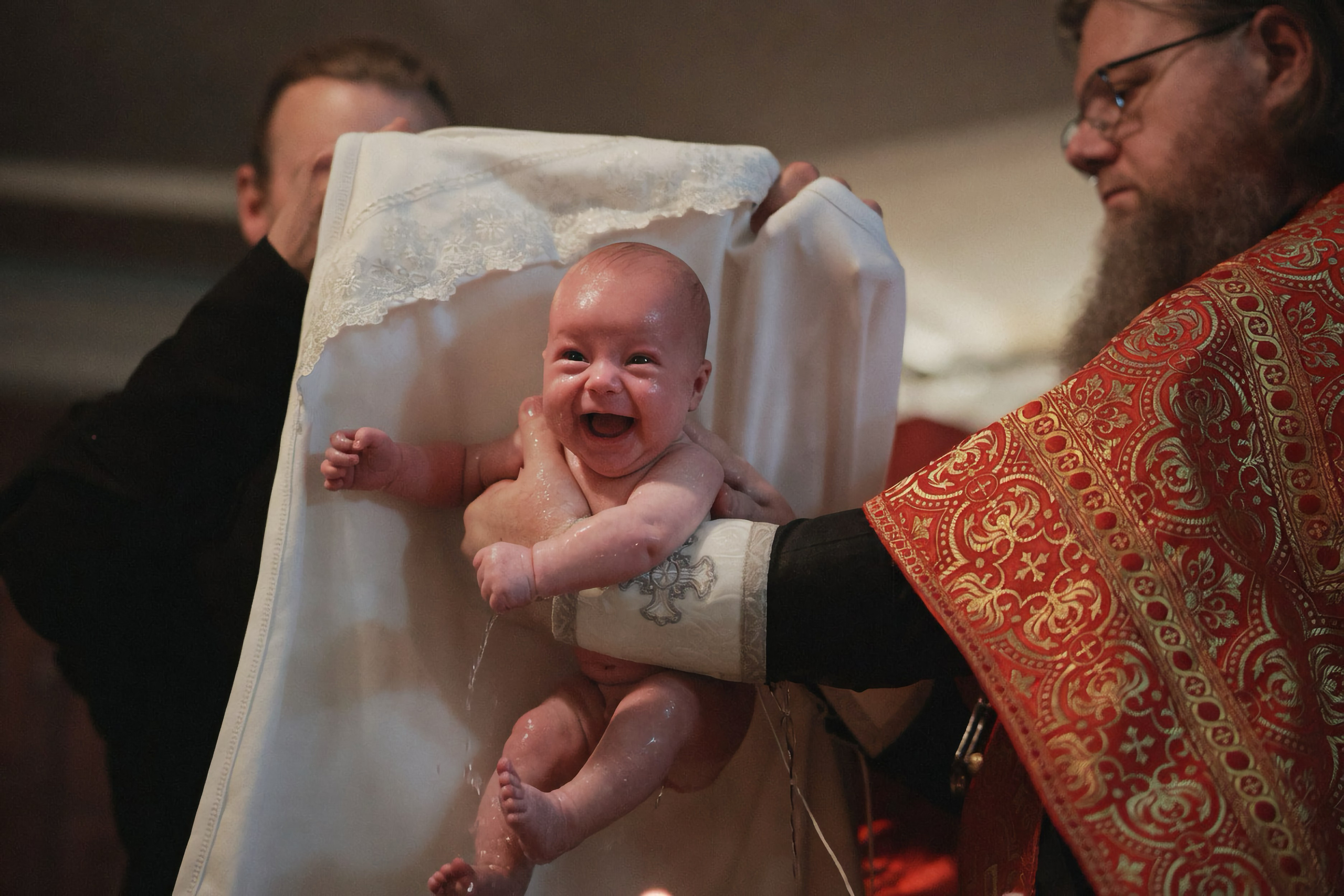 Профессиональная съемка крещения: акцент на достоинстве фактуры и деталях обряда. Храм на Крови, авторский стиль Ильи Антропова. Качественный визуал для семейного архива.