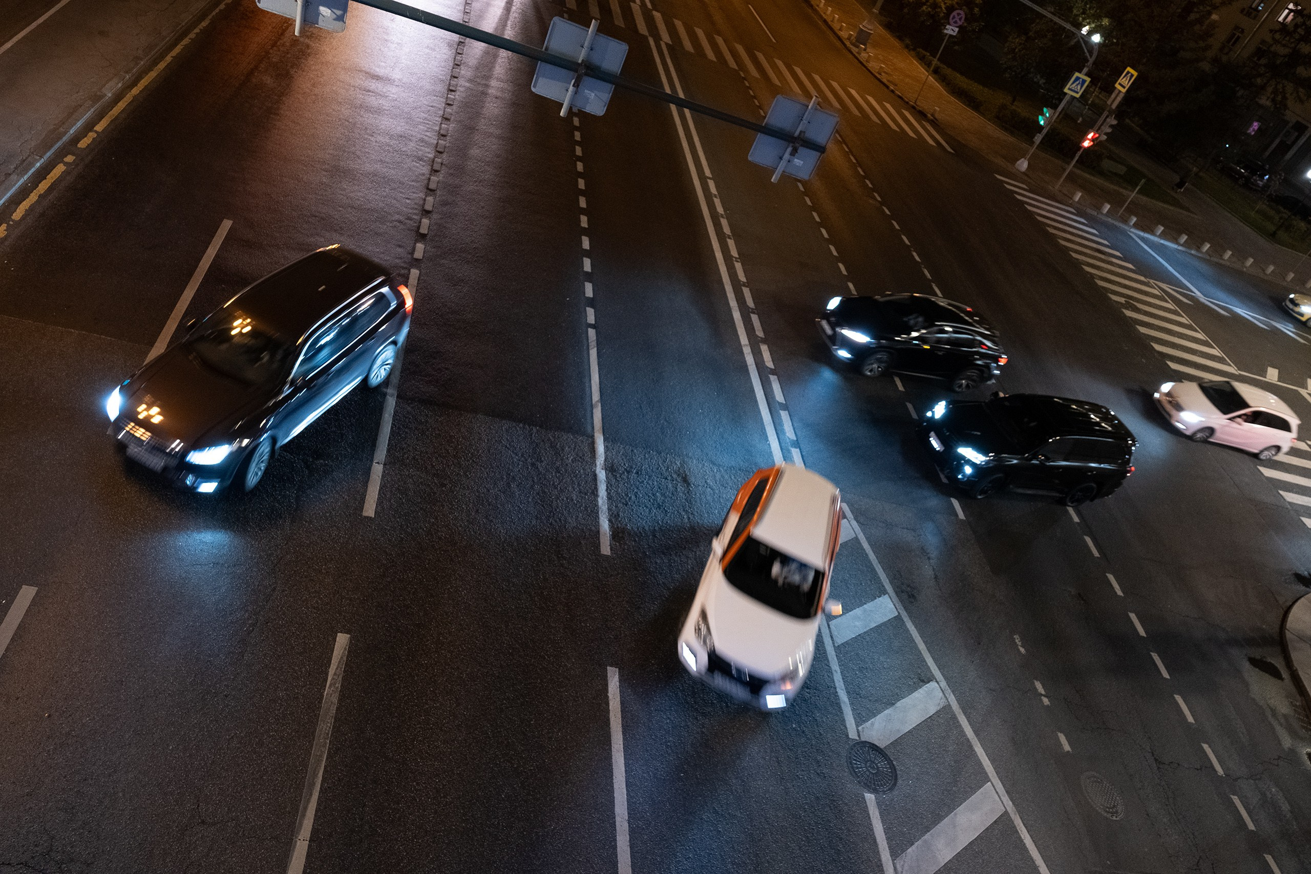 Московский ночной перекресток с выезжающими машинами.