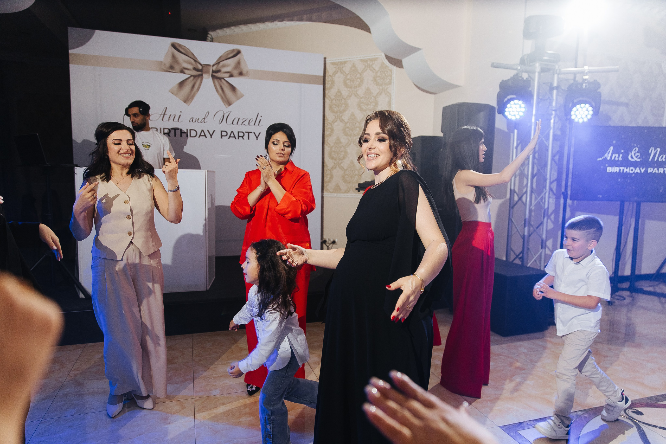 Ани и Назели. 35&5 День рождения, «Янтарь». Фотограф в Красноярске Надежда Воскресенская