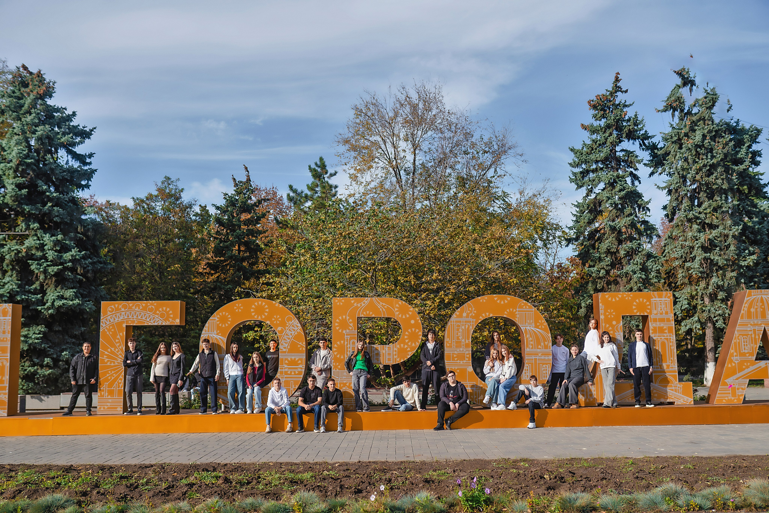 Фотосессия ШКОЛА 106 КЛАСС 9В Выпуск 2026. Современные Выпускные Альбомы в Ростове-на-Дону