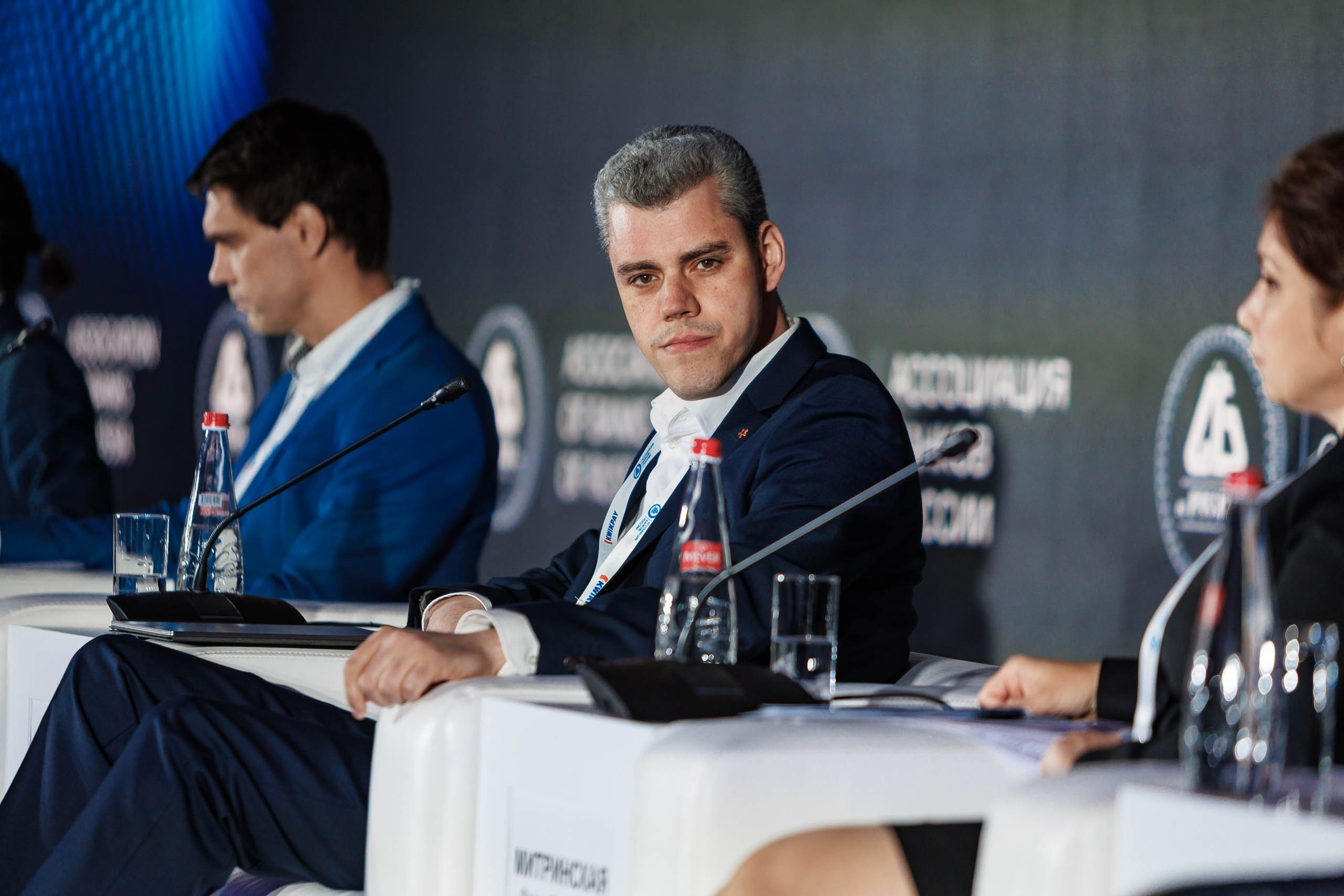 Участники форума наслаждаются кофе во время перерыва мероприятия