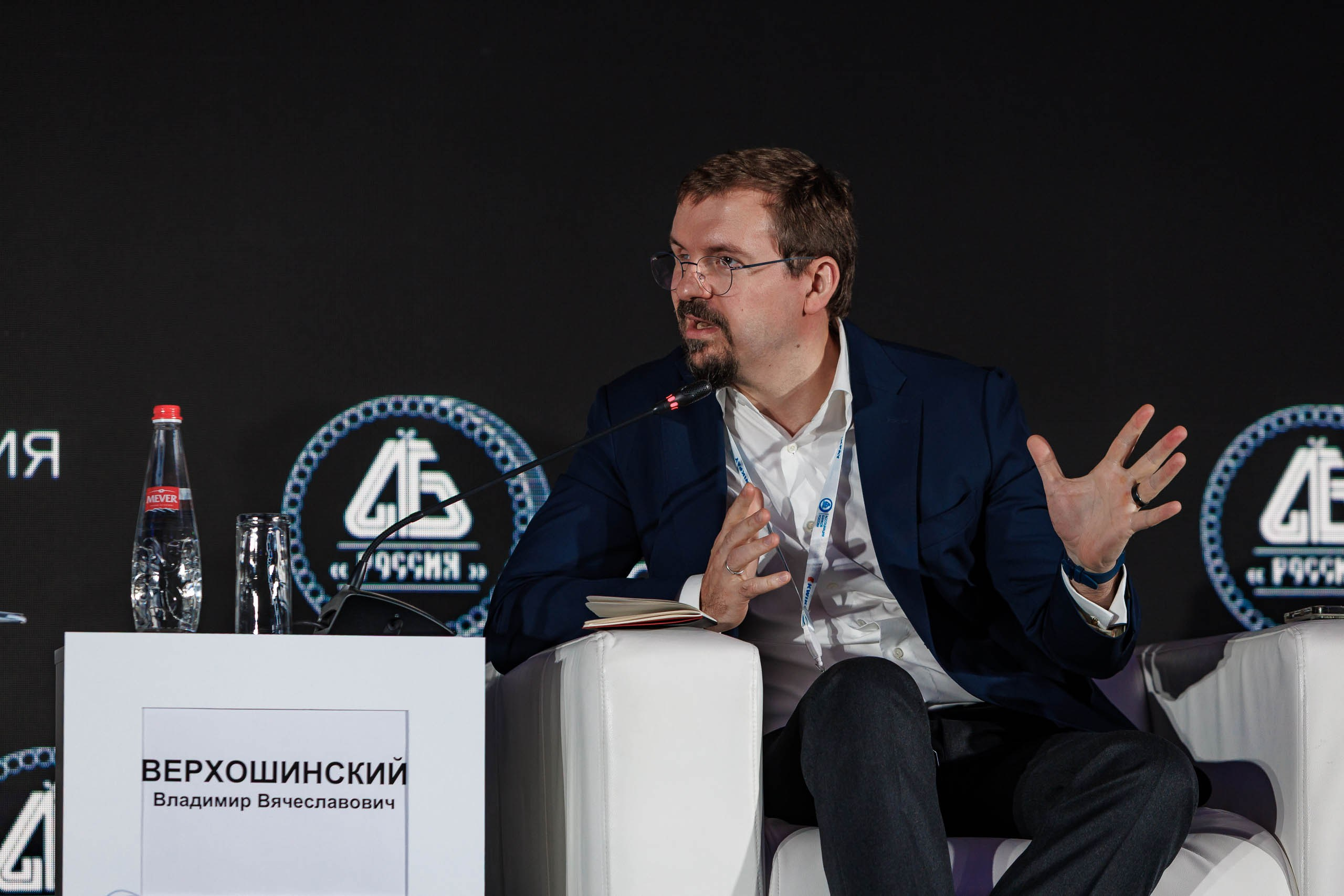 Нетворкинг в деловых лоунжах готеля, директора делят деловые обсуждения