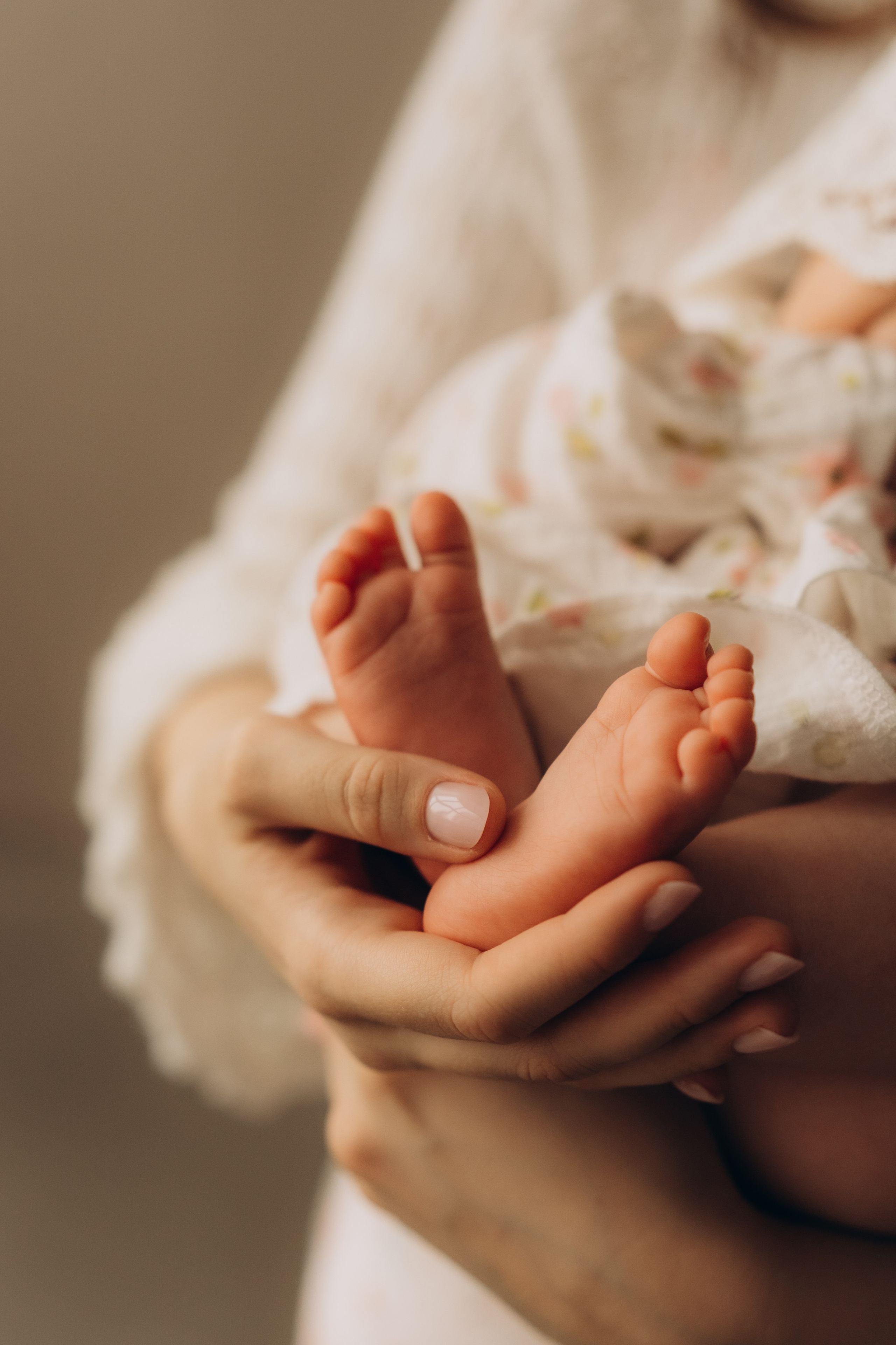 Мама с дочкой и мимозы. Семейный фотограф в Казани