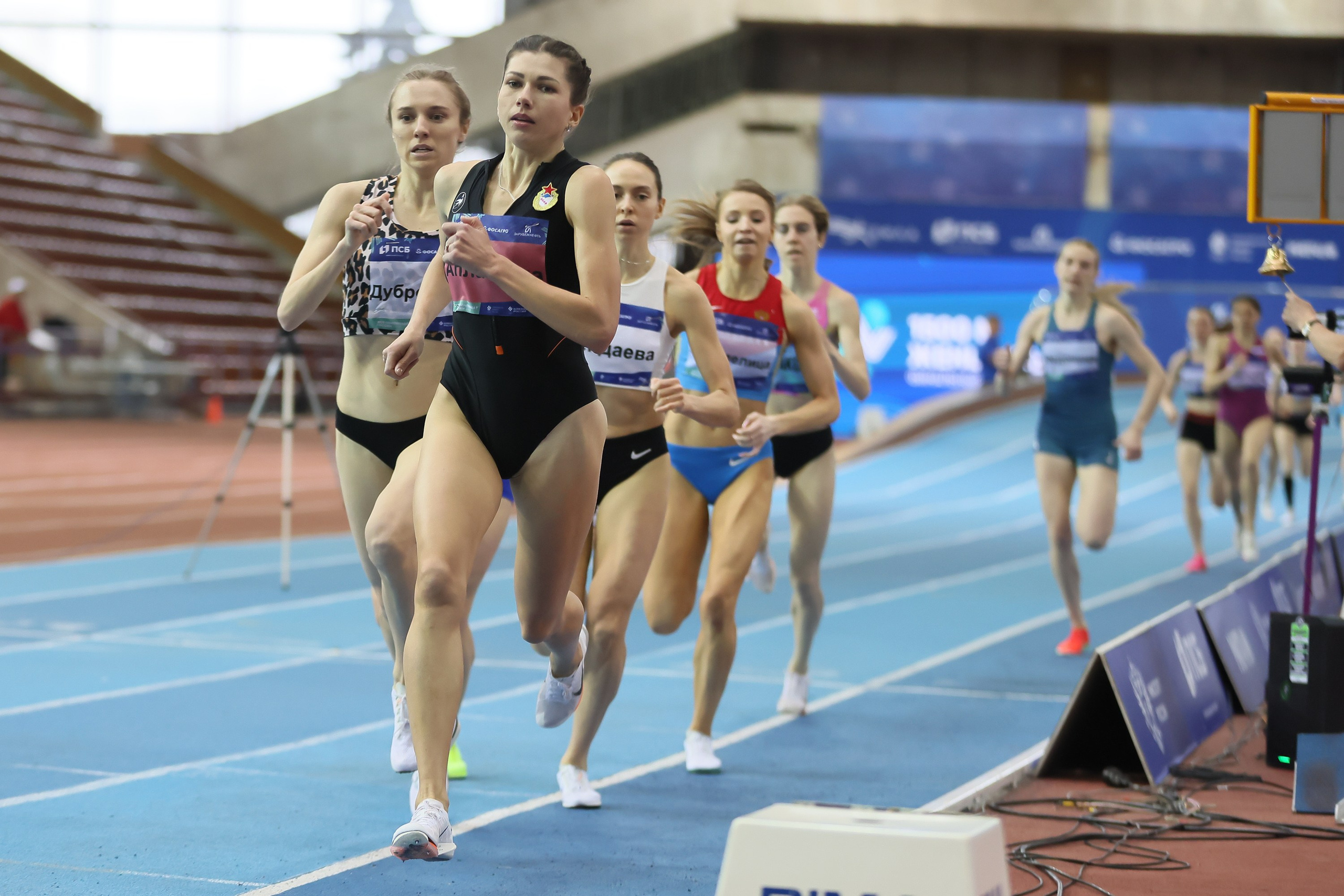 Бегуньи на средние дистанции бегут по дистанции