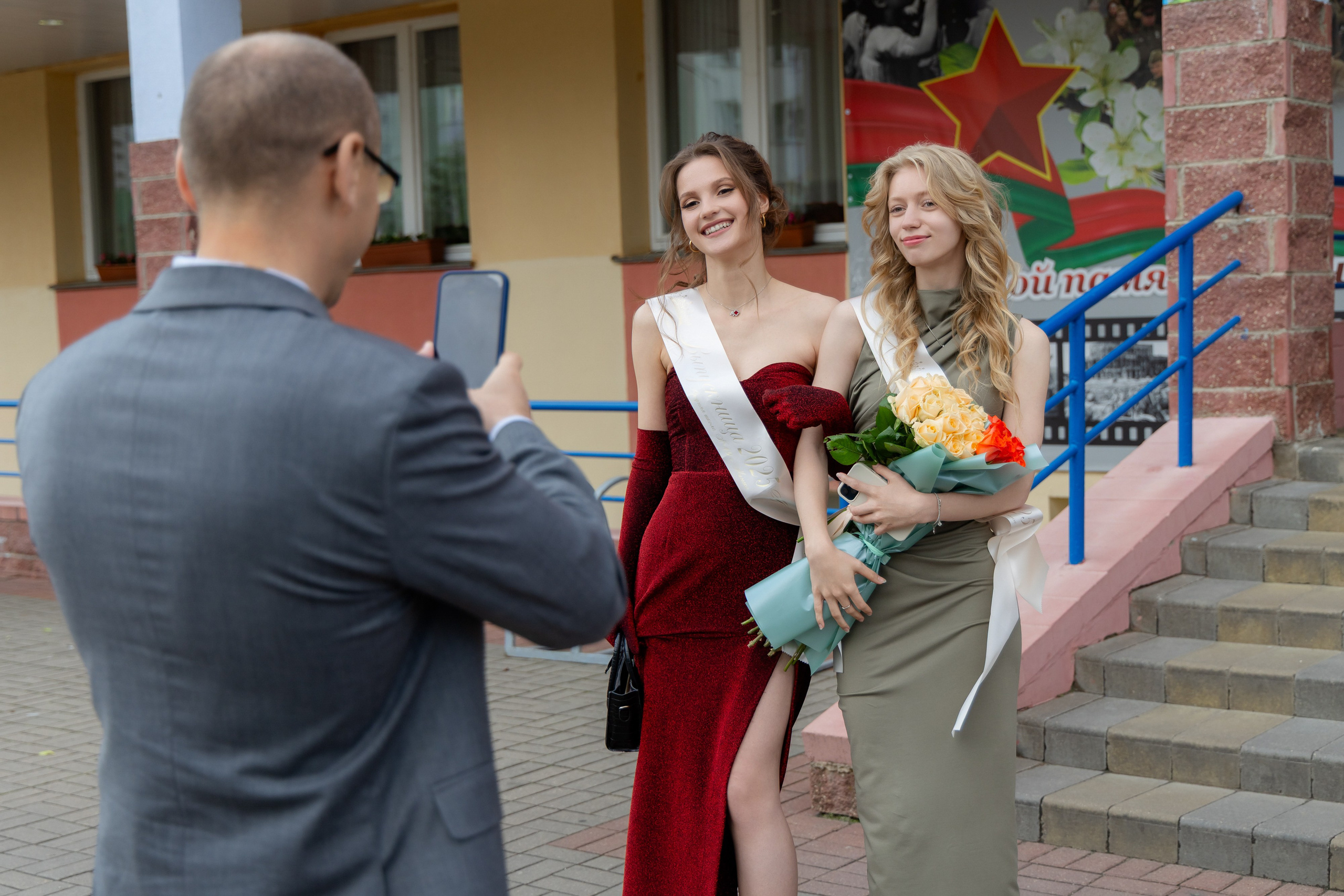 Школьный выпускной 2025 год в Минске, Беларуси. Свадебный фотограф в Минске/Беларуси Сергей Спиридонов