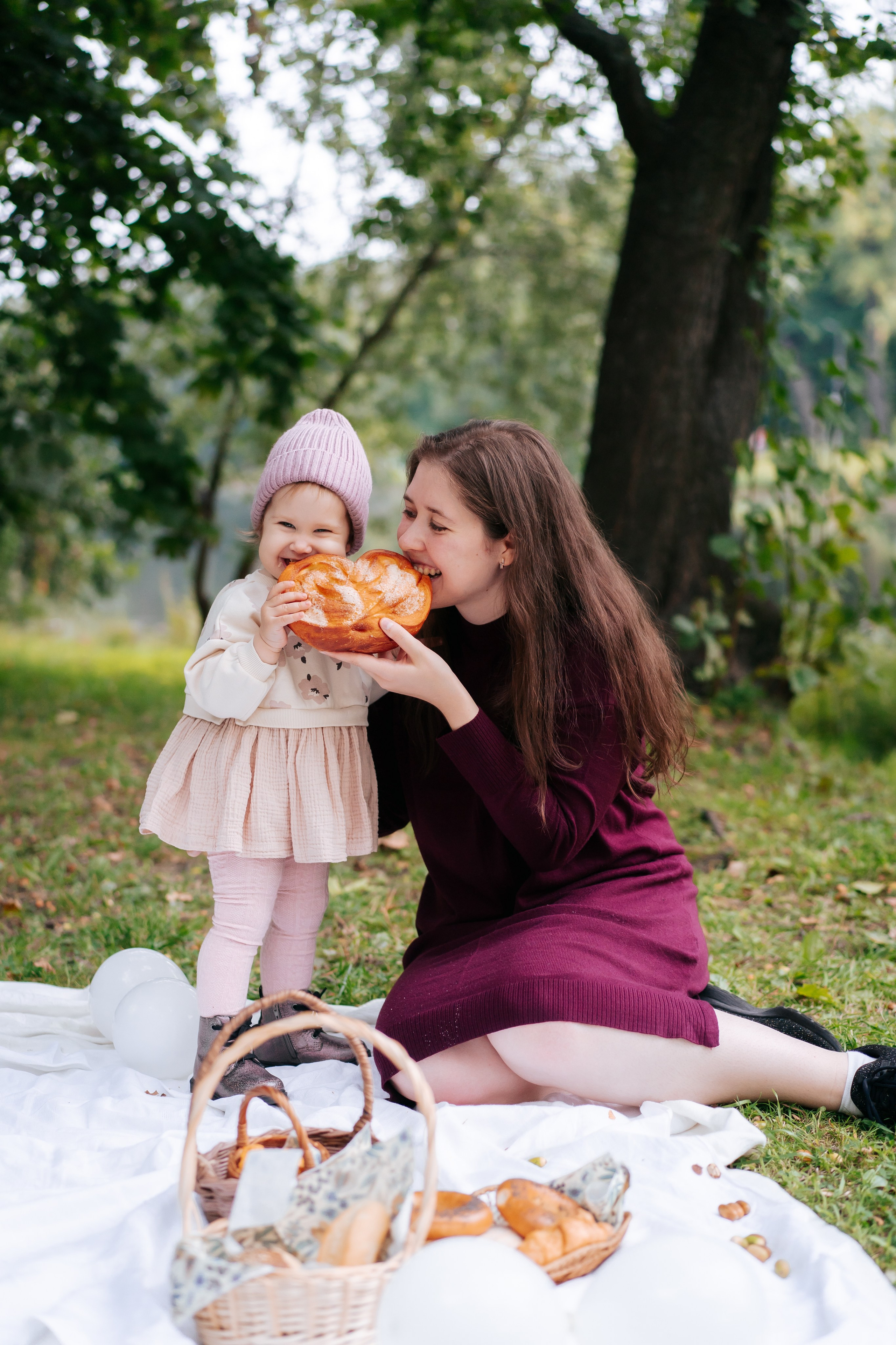 Евангелина с мамой в парке. Детская, семейная фотостудия в Санкт-Петербурге