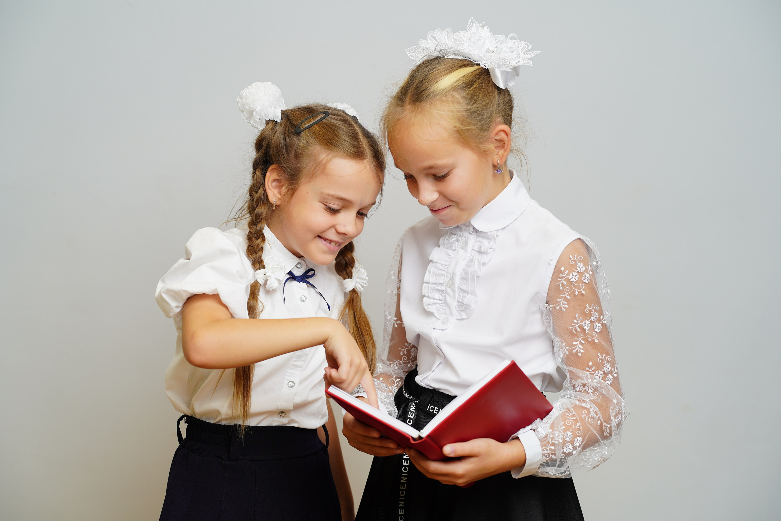 Фото с другом. MEMENTO.Выпускные альбомы, школьные, юбилейные и другие книги. Ростов-на-Дону