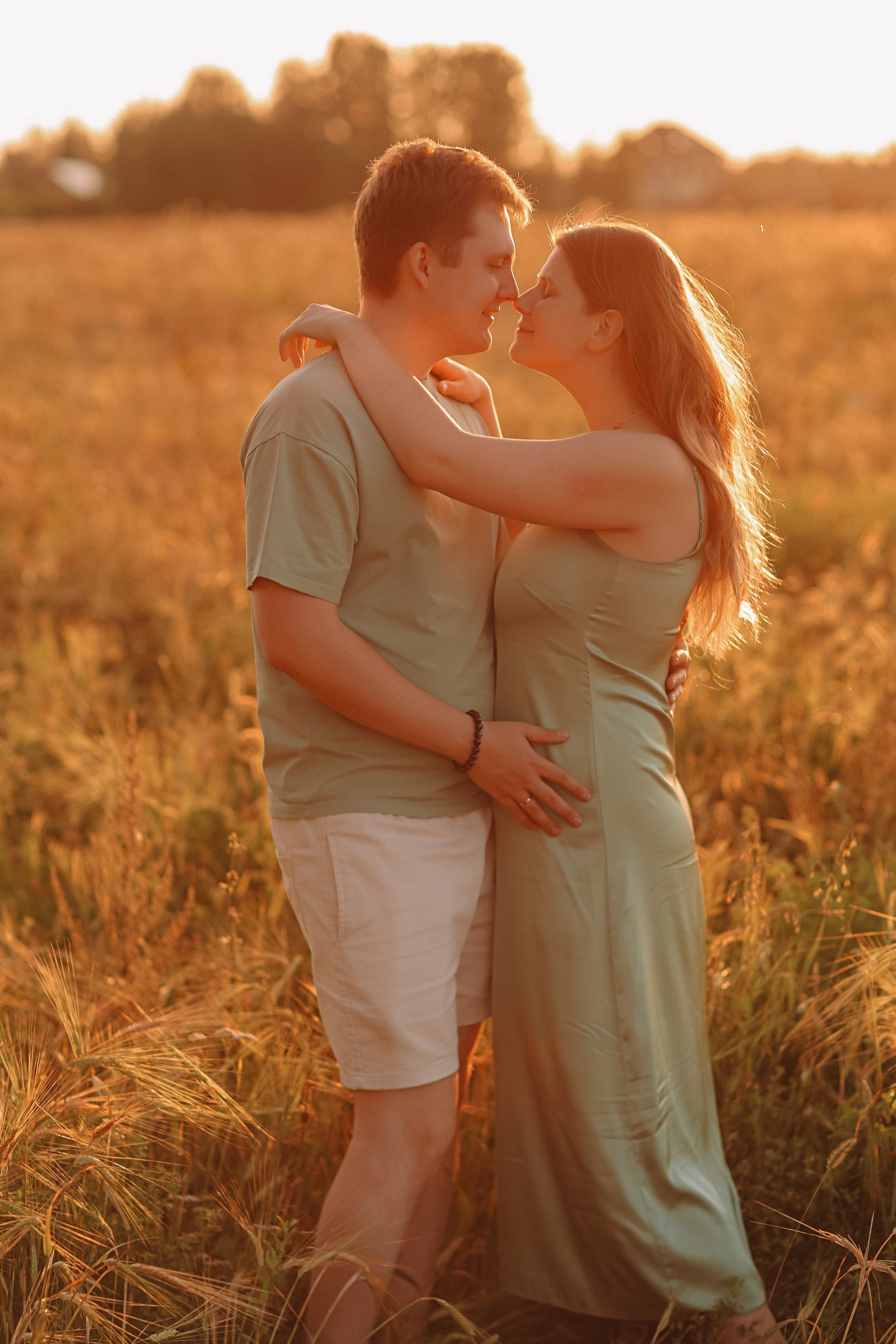 Закатное поле семейная. Семейный фотограф Тюмень, фотограф на роды Салмина Мария