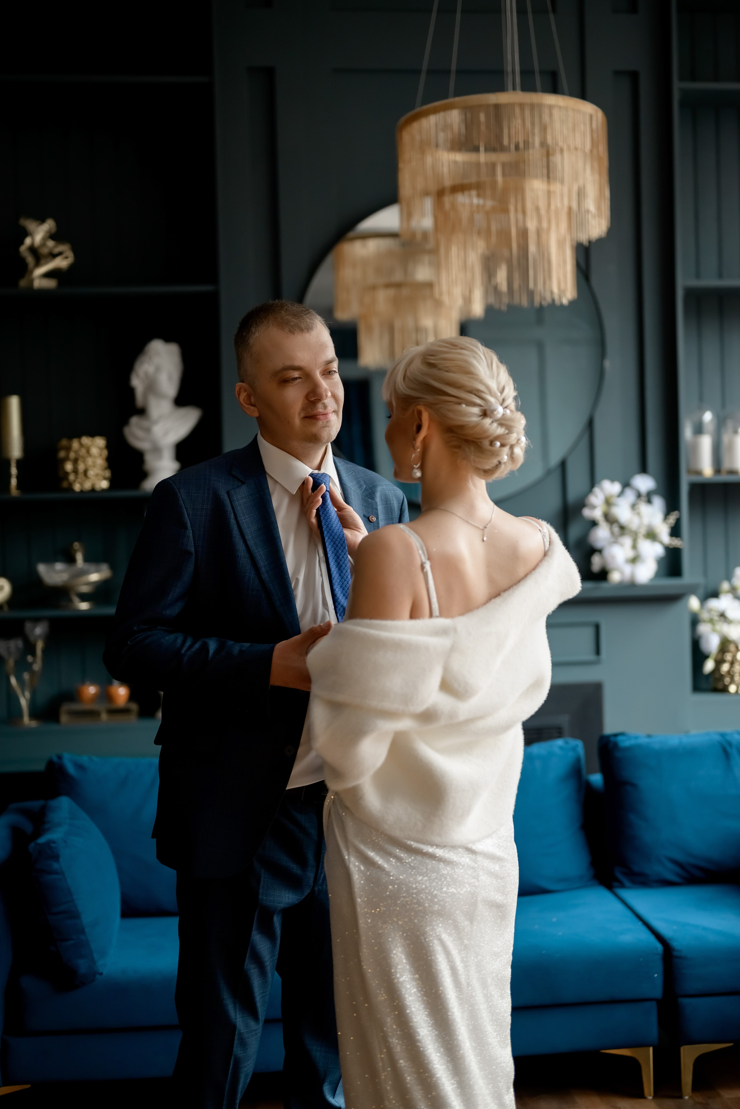 Свадебная фотосессия в синем зале. Юлия Басня семейный и свадебный фотограф в Донецке