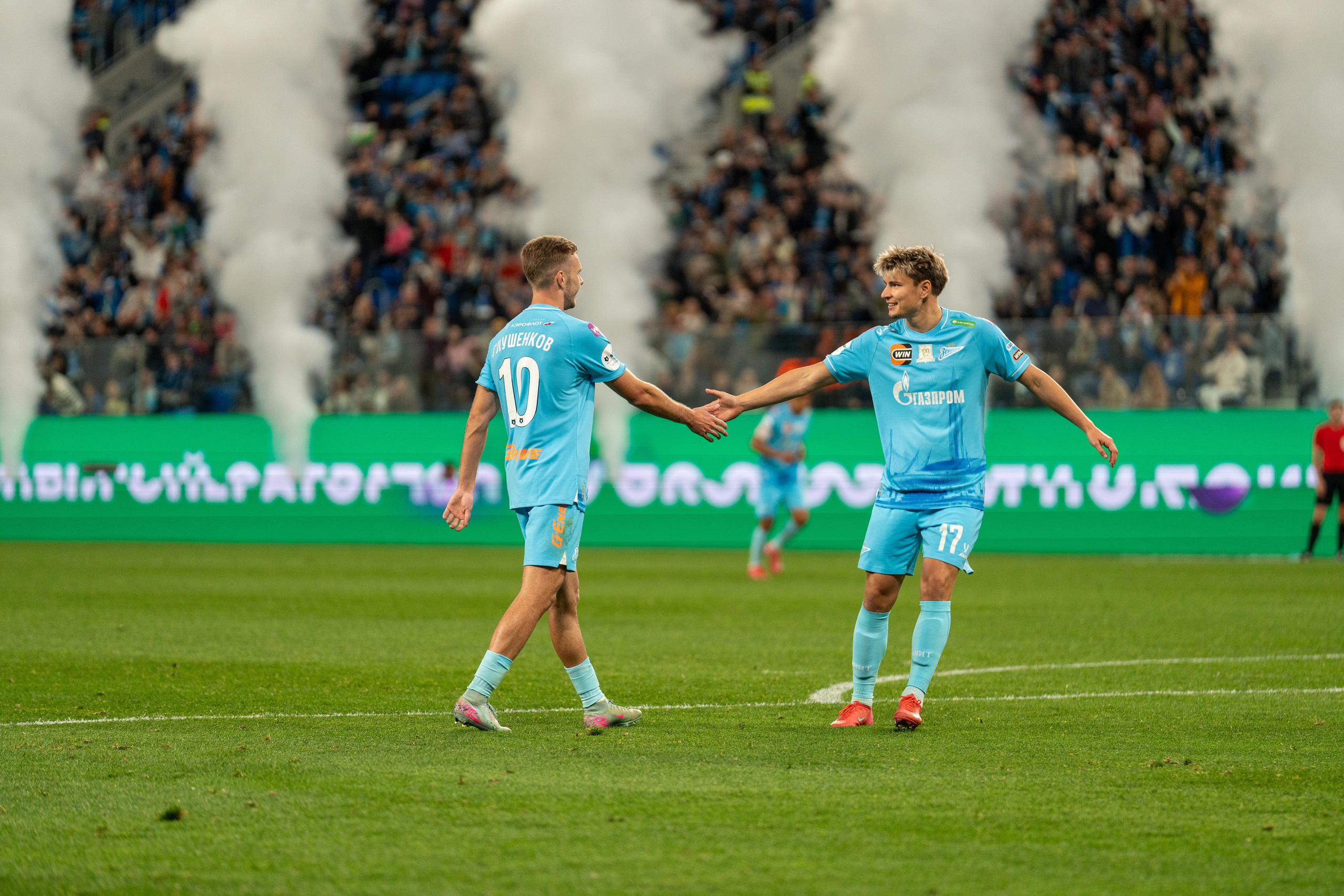 Игроки Зенита в голубой форме обмениваются рукопожатием на Газпром Арене