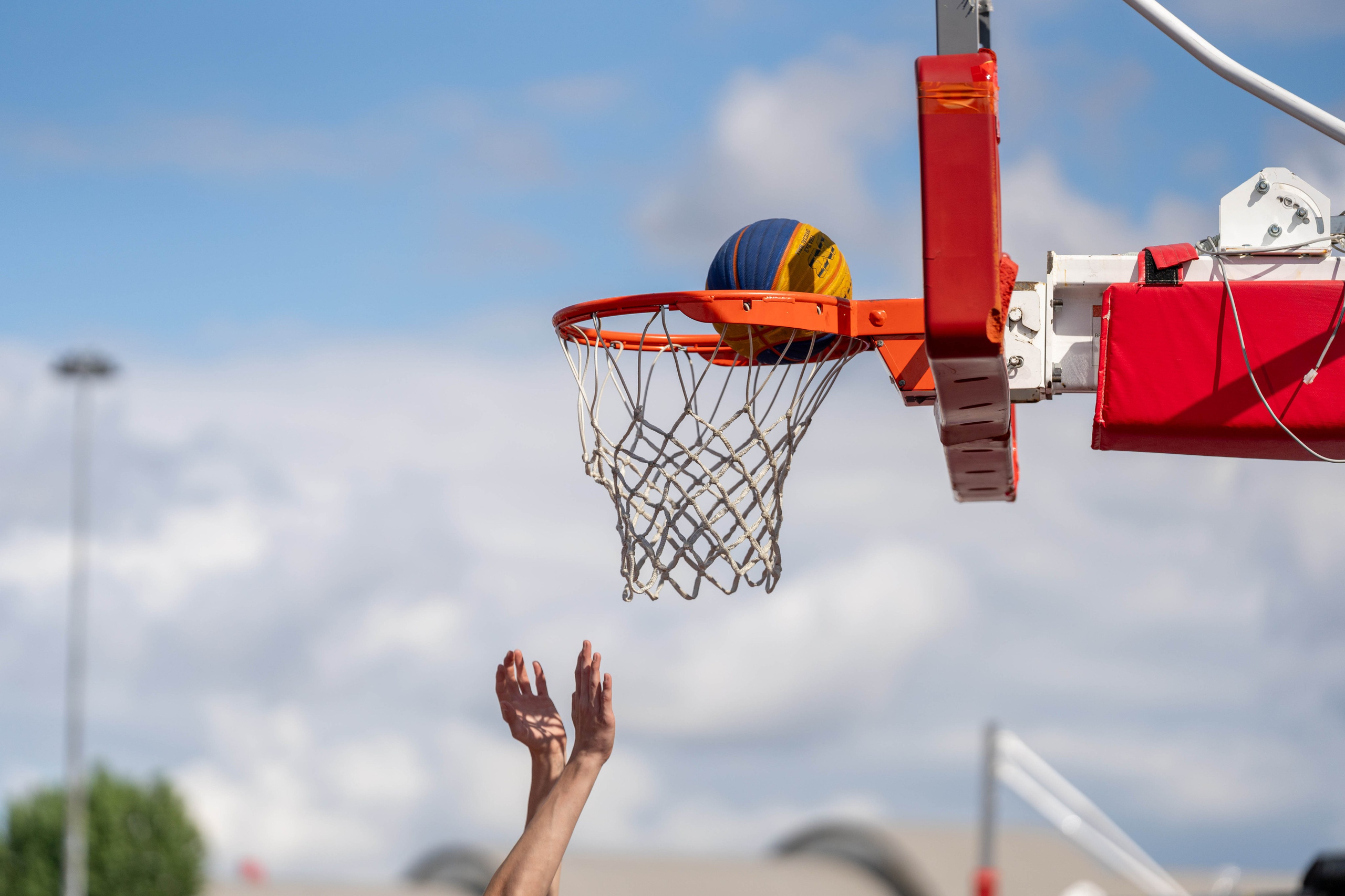 Мяч проходит в кольцо на баскетбольном матче, фотограф матч Санкт-Петербург