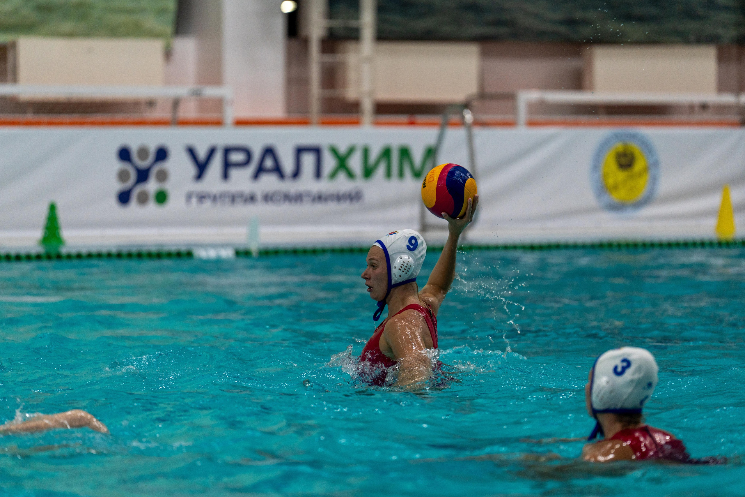 Спортивный фотограф Санкт-Петербург зафиксировал бросок игрока водного поло