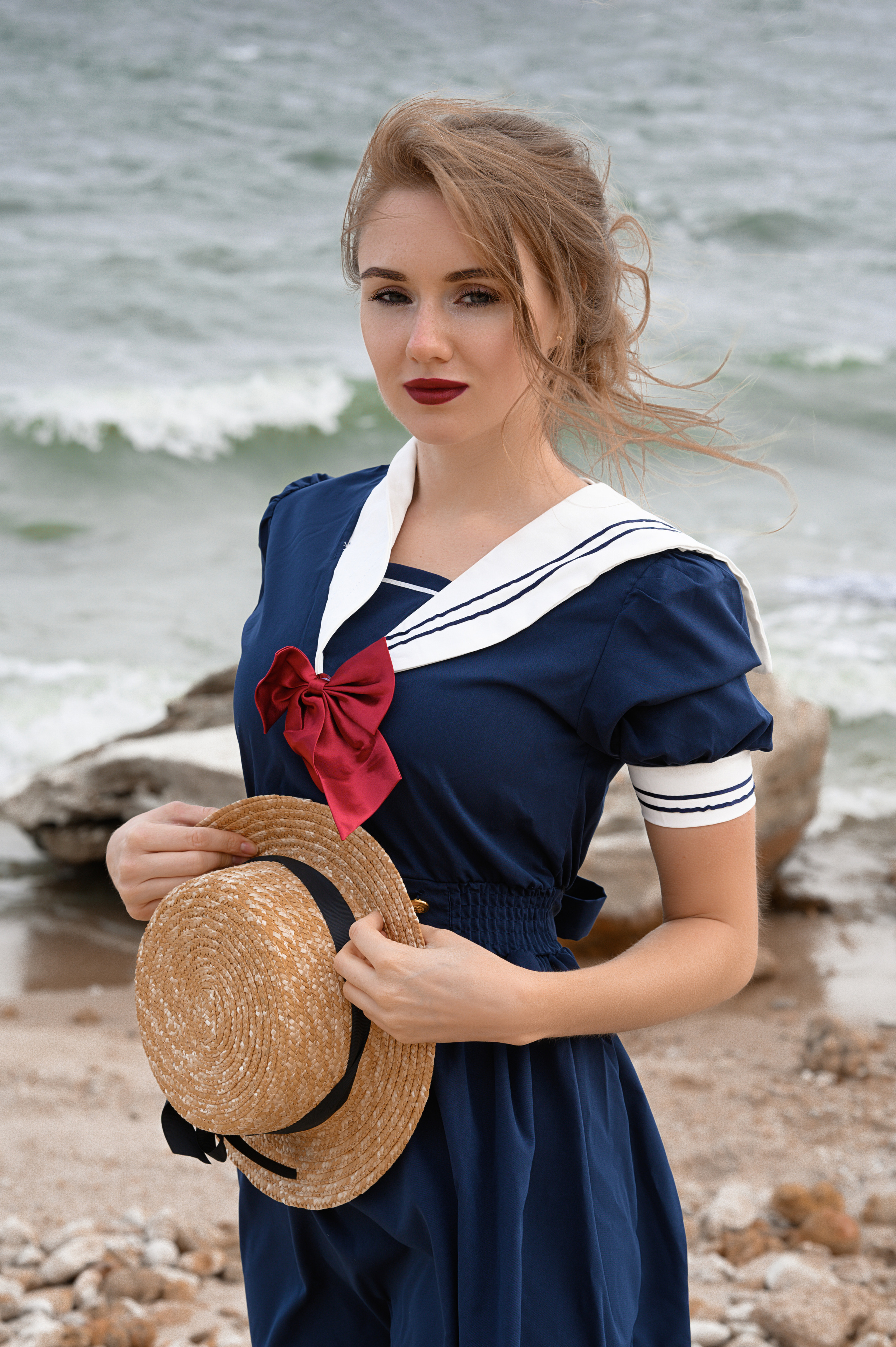 Берег Цимлянского водохранилища: девушка в синем платье и с шляпой летом. Природные оттенки, художественная постановка. Фотограф — Е. Жуйкова.