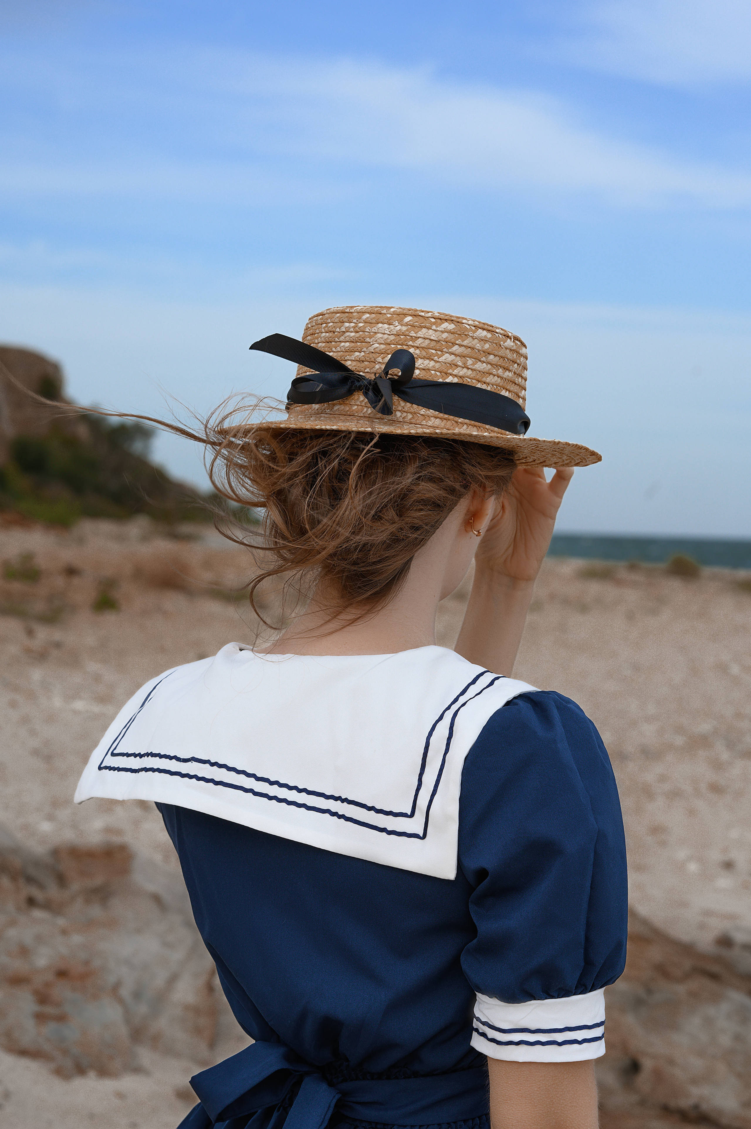 Цимлянское водохранилище как фотолокация: девушка в синем платье летом. Станица Хорошевская, естественная красота пейзажа. Работа Е. Жуйковой.