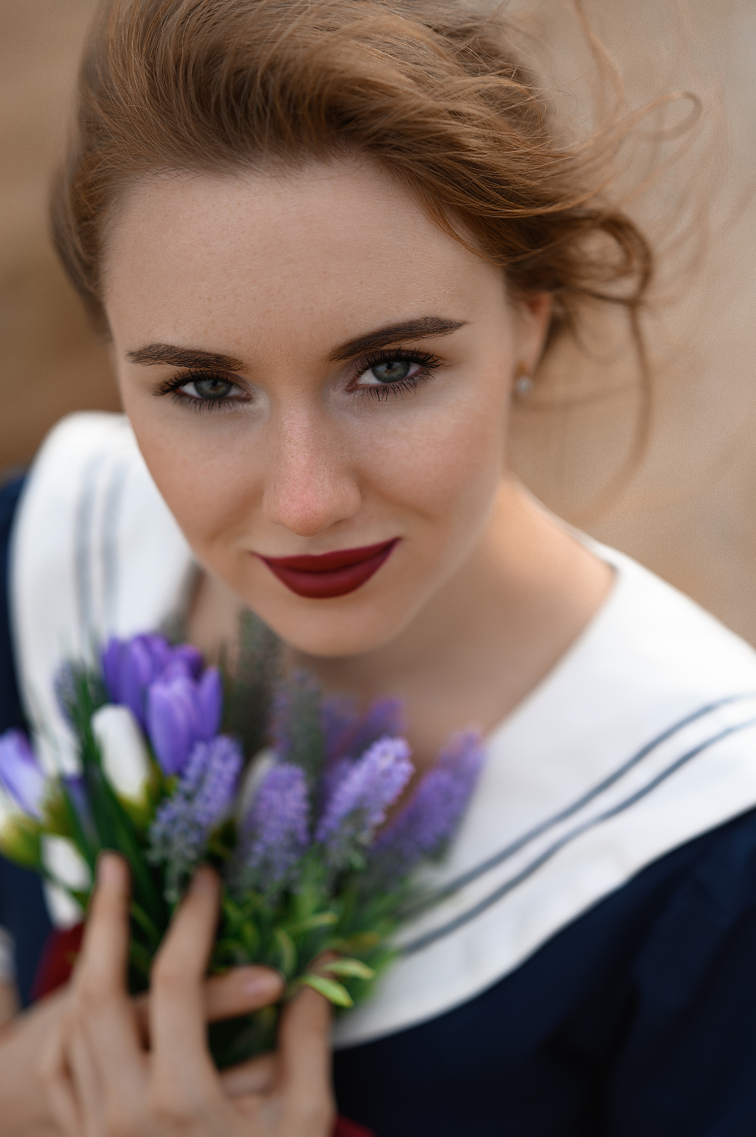 Станица Хорошевская: портрет девушки в синем платье у воды. Цимлянское водохранилище, летний день, природная гармония.