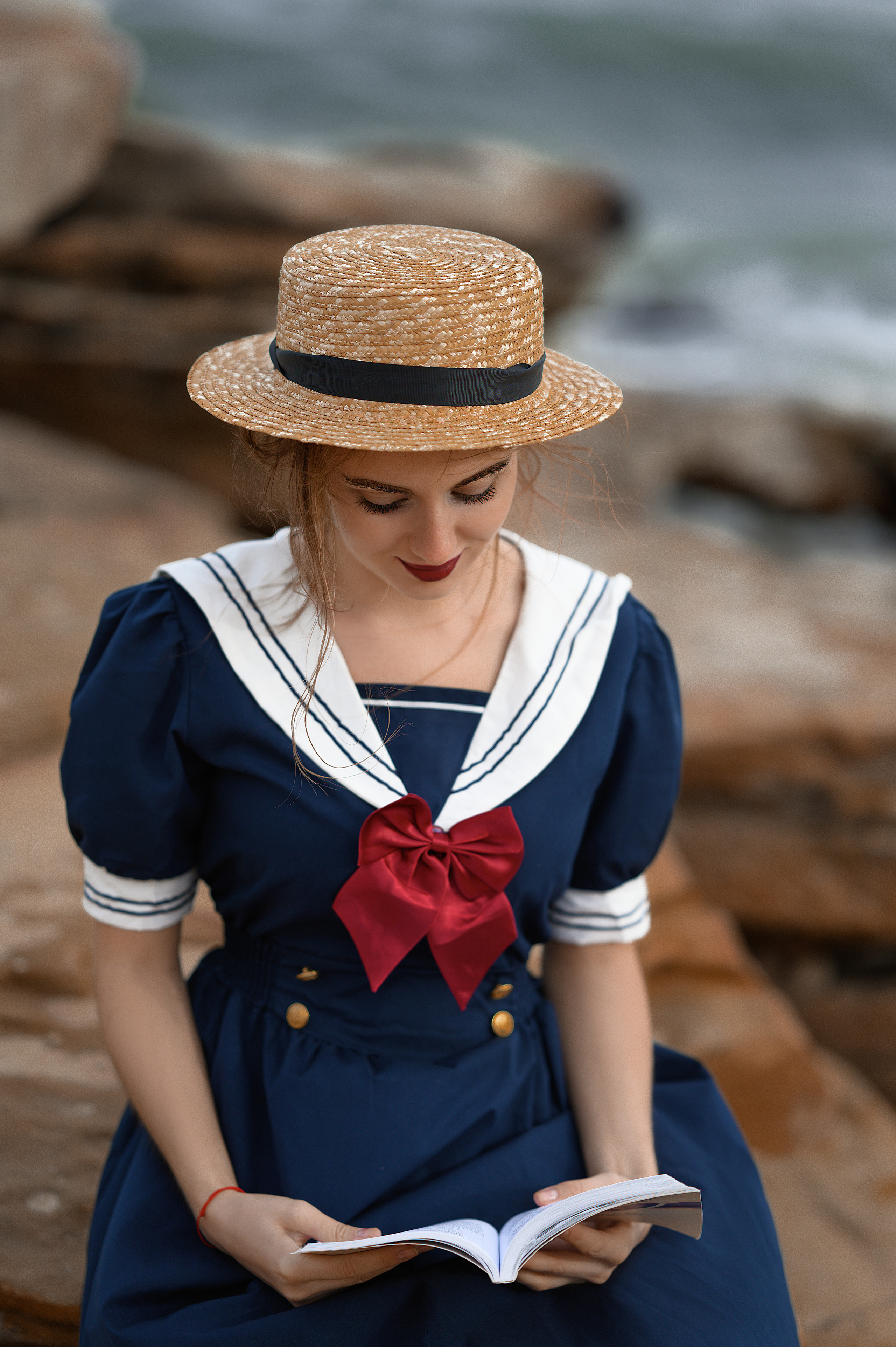 Фотосессия в станице Хорошевской: модель в синем платье на берегу читает книгу. Летний фон, естественная композиция. Автор — Елизавета Жуйкова.