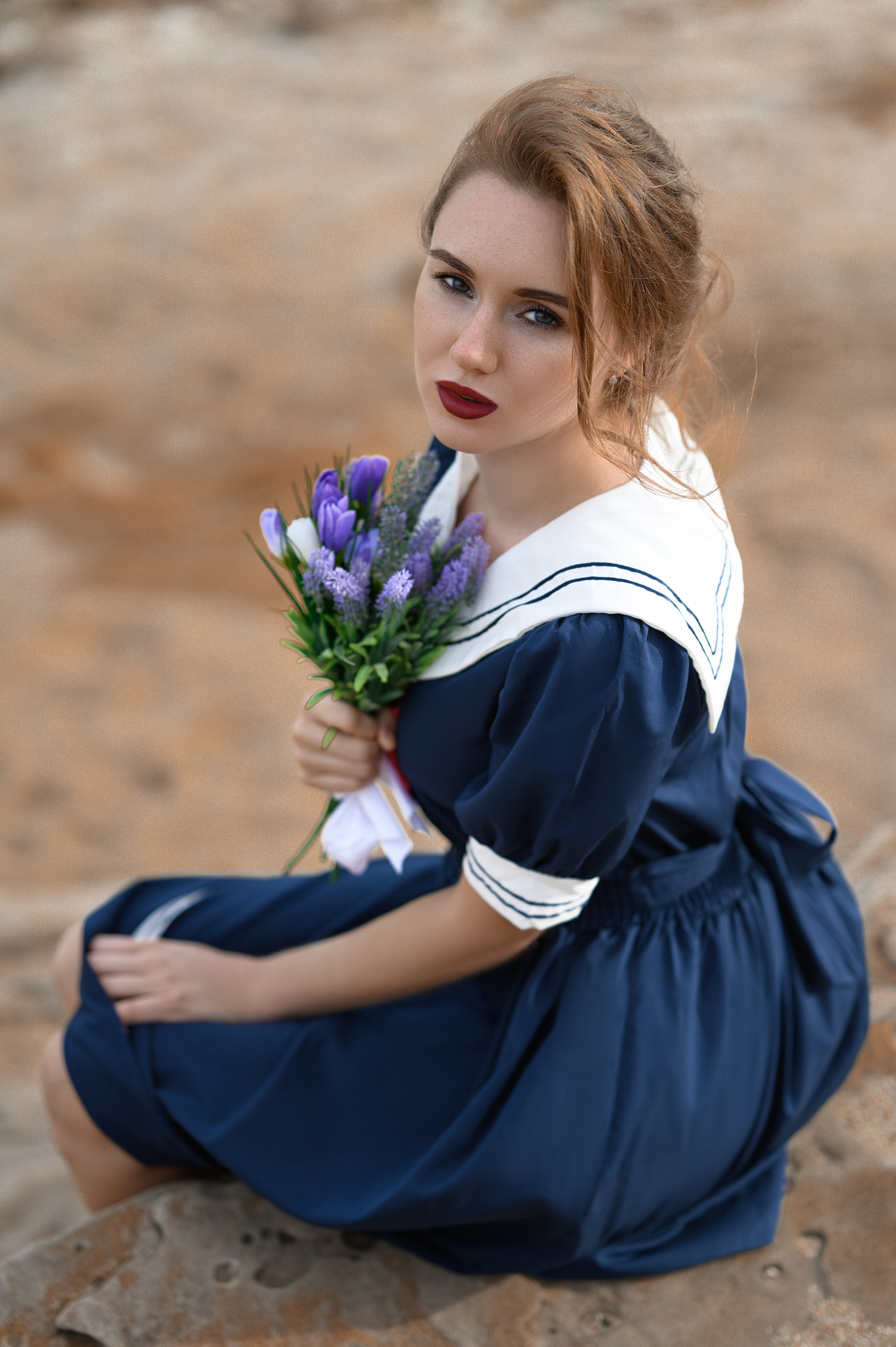 Летняя фотосессия у Цимлянского водохранилища (станица Хорошевская). Девушка в синем платье на фоне камней. Фотограф — Елизавета Жуйкова, Волгодонск.