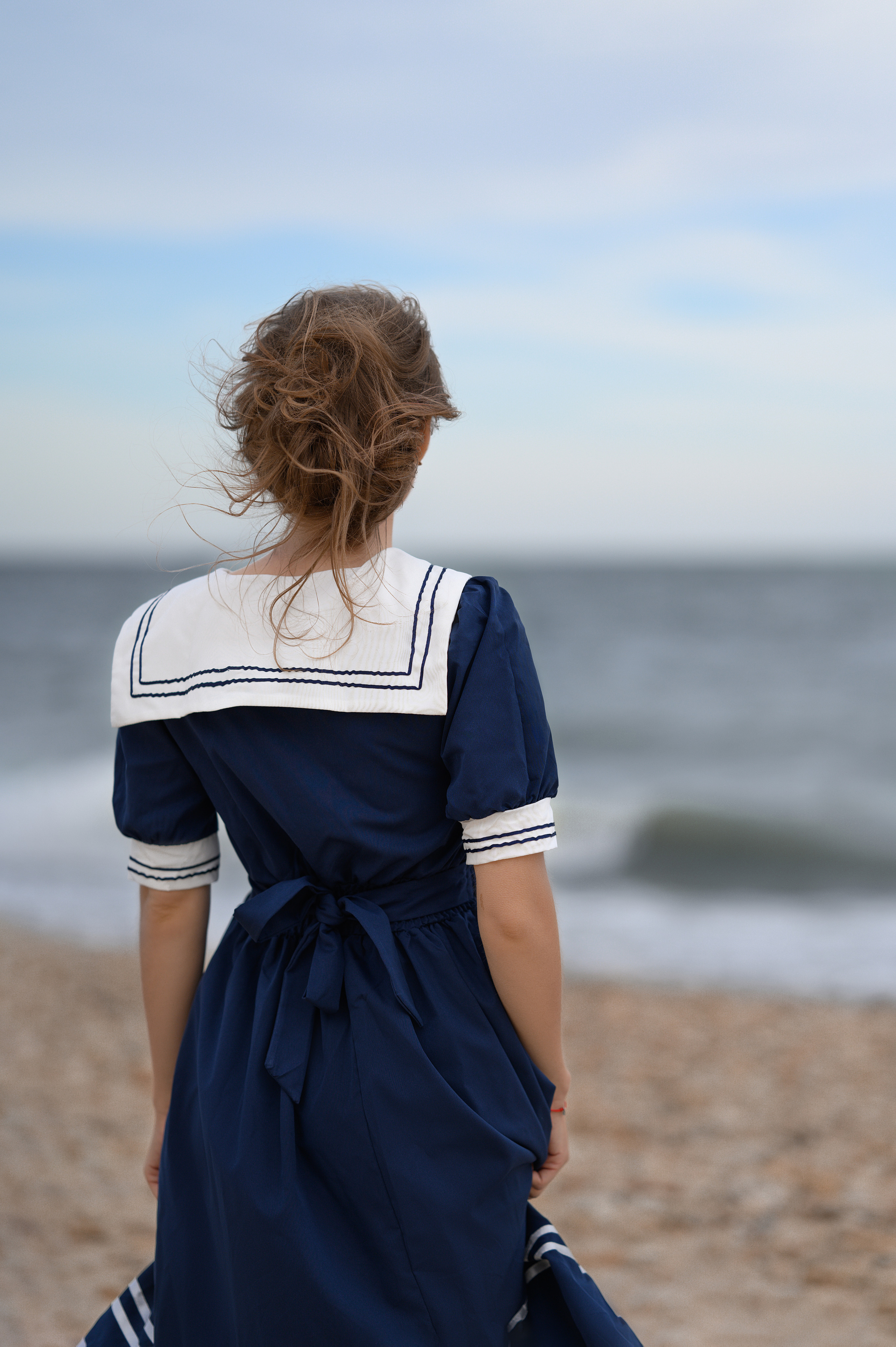 Летний образ у водохранилища — съёмка в станице Хорошевской. Синее платье, берег и вода. Автор: Елизавета Жуйкова.