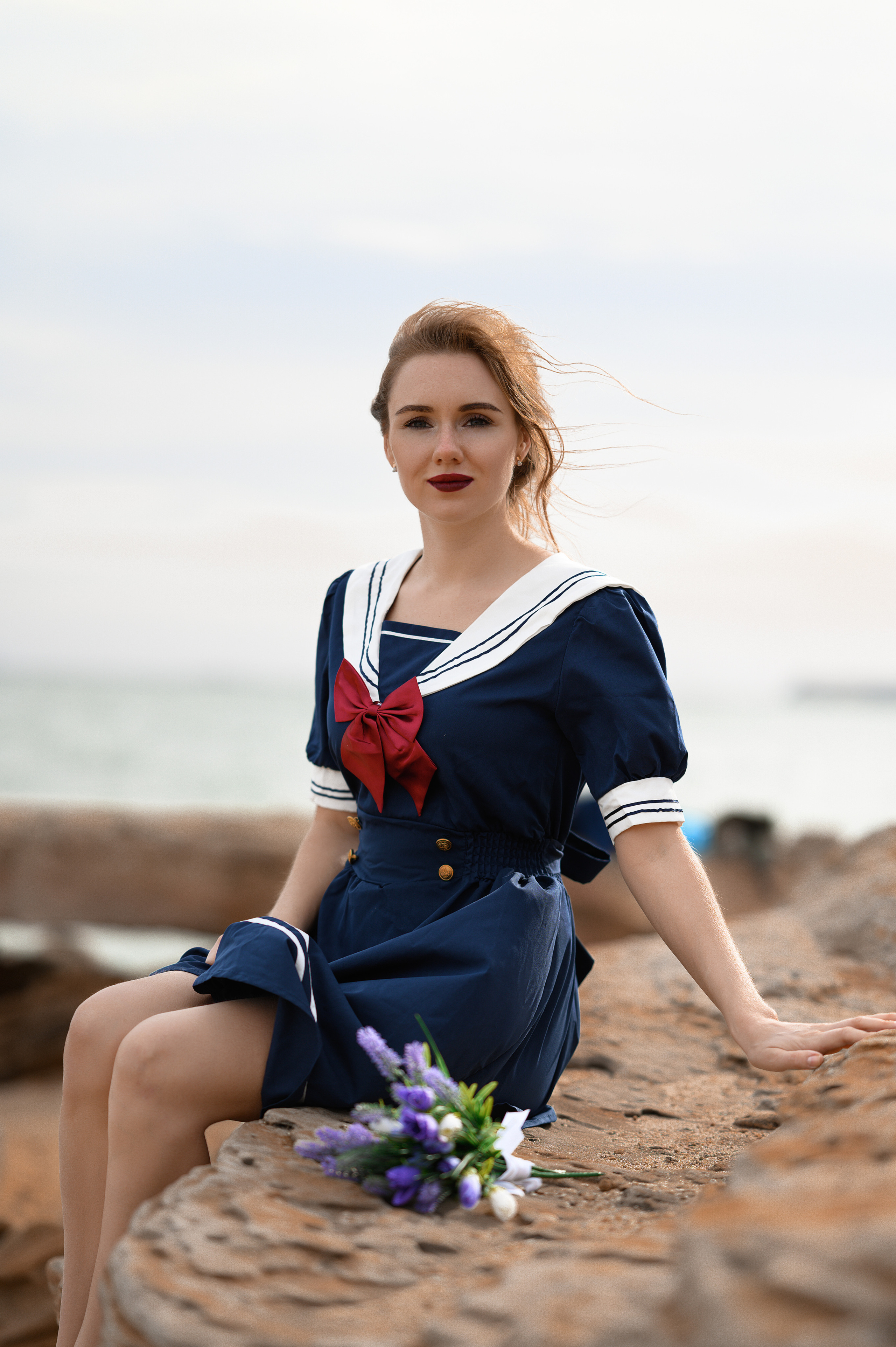 Летняя съёмка у водохранилища: девушка в синем платье. Камни,вода,цветы, спокойная атмосфера. Работа фотографа Е. Жуйковой.