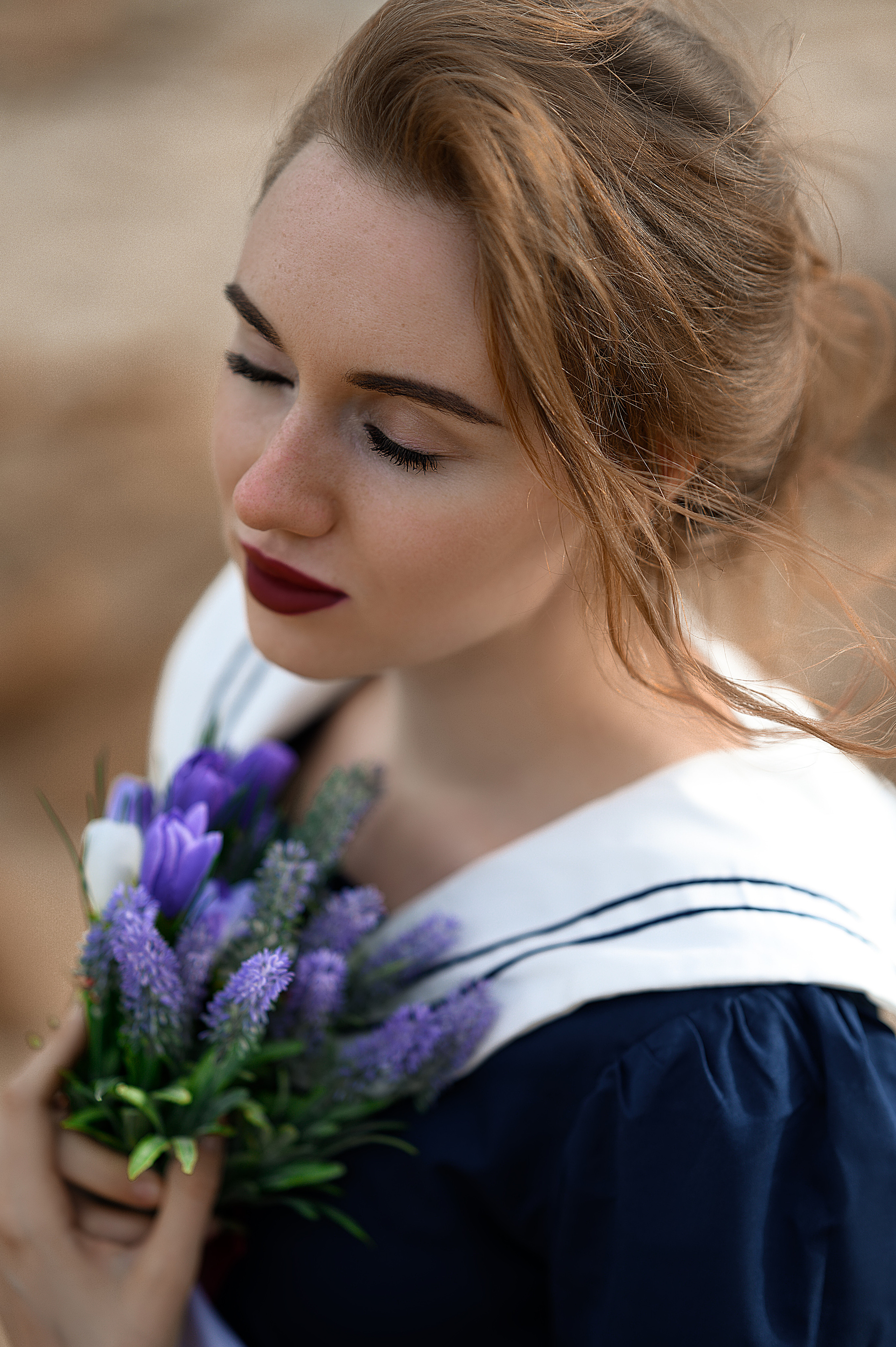 Елизавета Жуйкова, Волгодонск: летняя фотосессия. Модель в синем платье на фоне природы — мягкость и естественность образа.