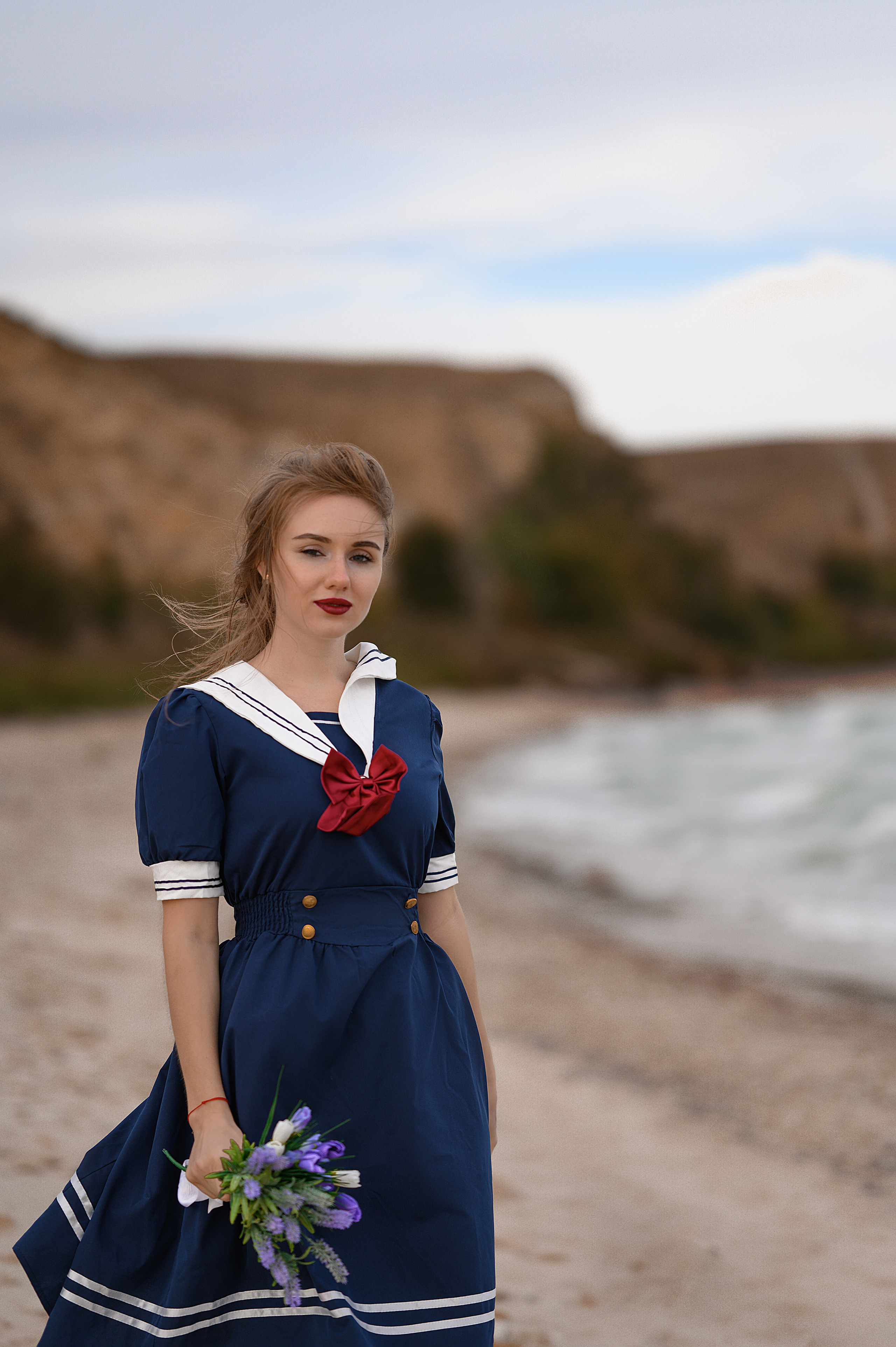 Летняя фотосессия у Цимлянского водохранилища (станица Хорошевская). Девушка в синем платье на фоне природы. Фотограф — Елизавета Жуйкова, Волгодонск.