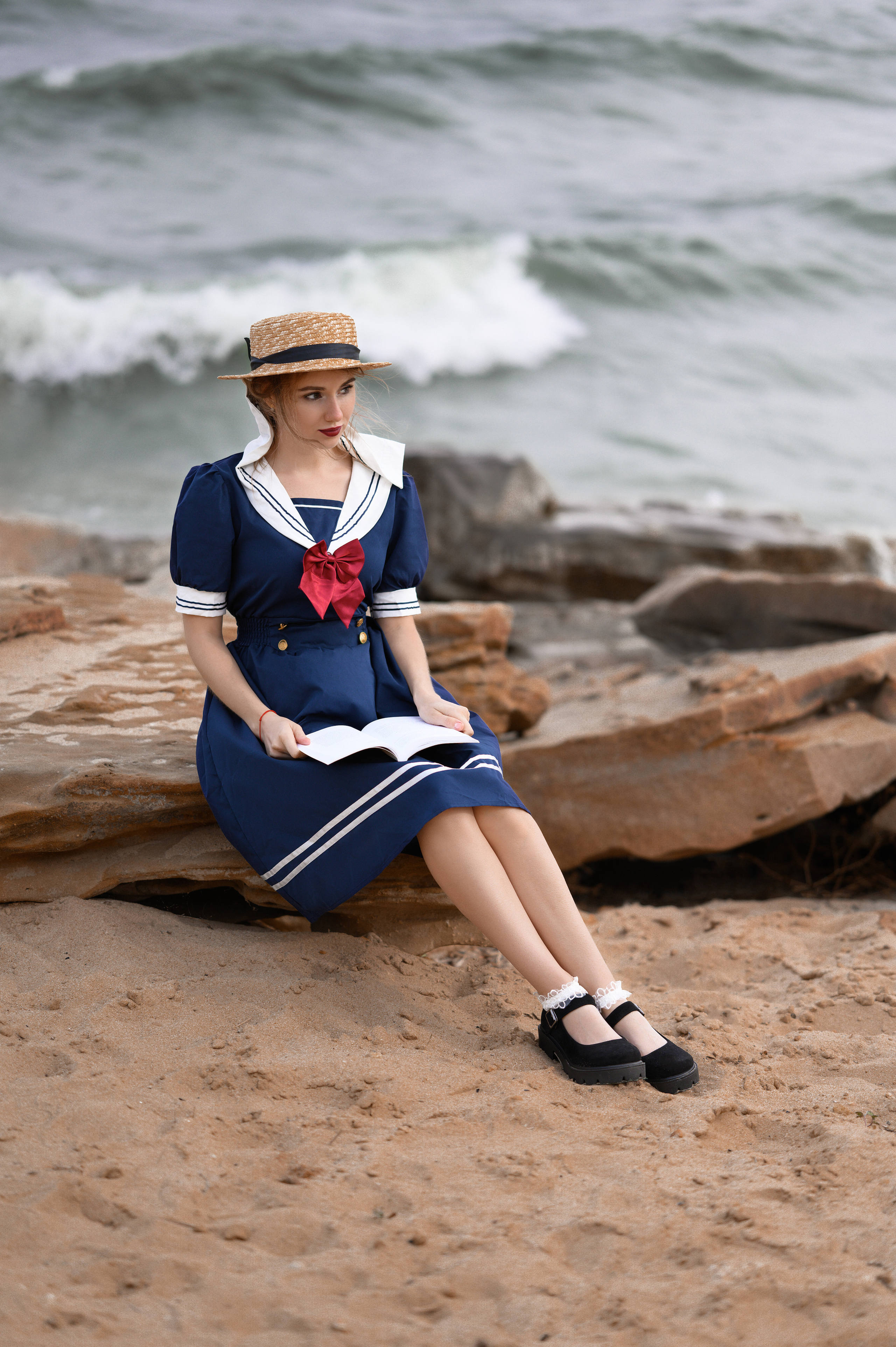 Портрет на природе: девушка в синем платье у воды. Цимлянское водохранилище, летняя атмосфера. Фото от Е. Жуйковой.