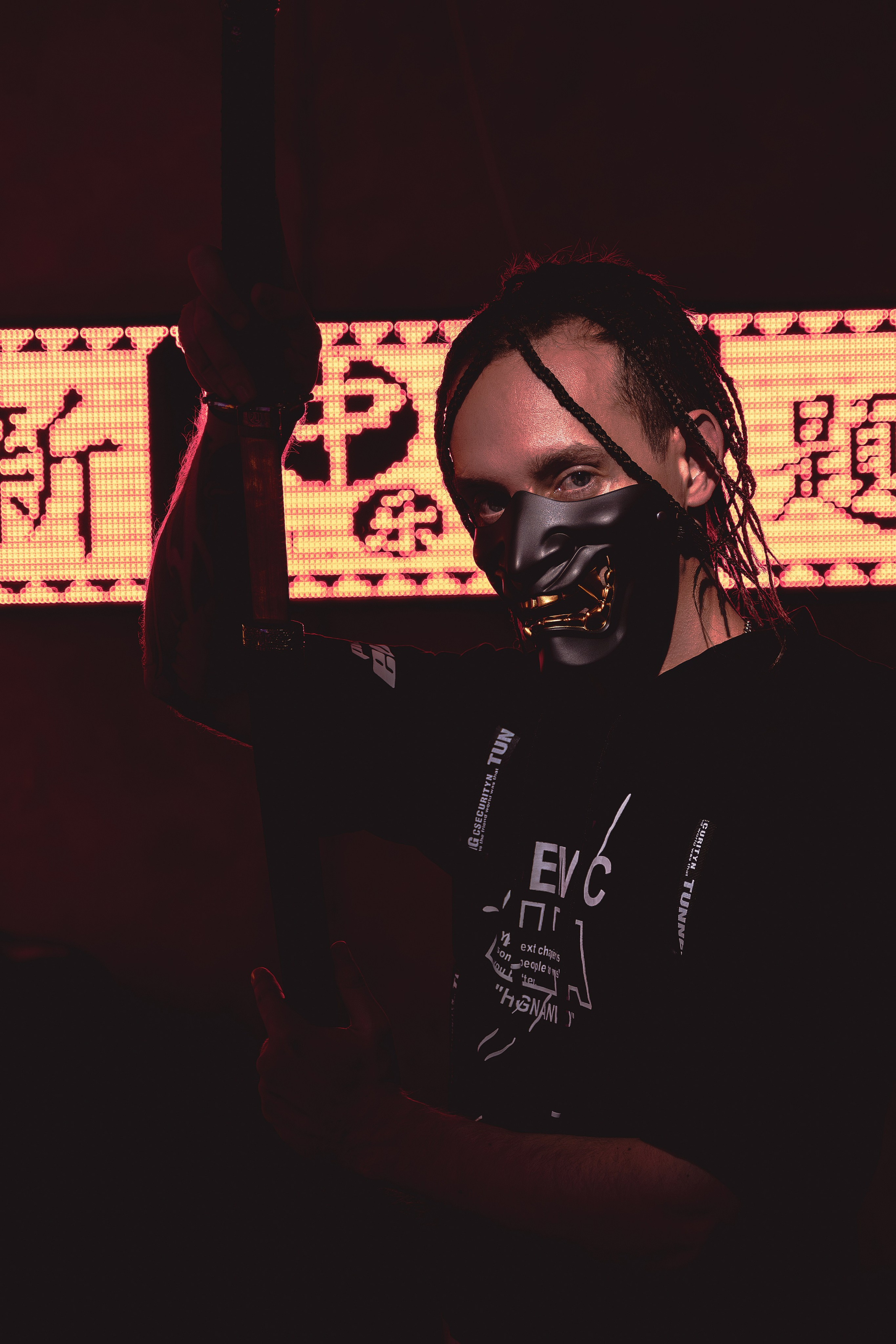 Мужская фотосъёмка в Ростове на Дону. Креативная съёмка с Александром в неоновой студии. Мужской портрет в японском стиле