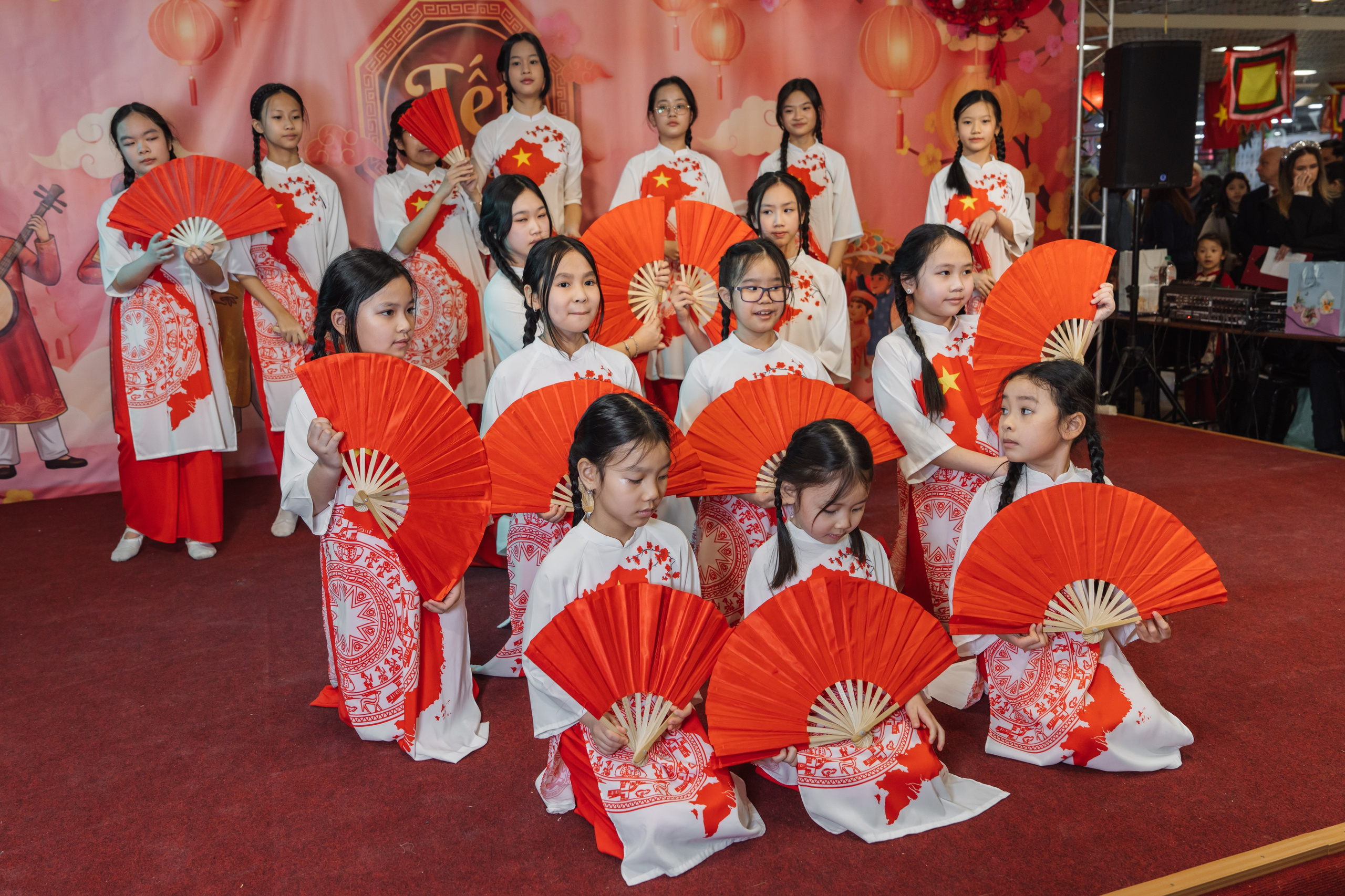 дети в традиционной вьетнамской одежде на сцене