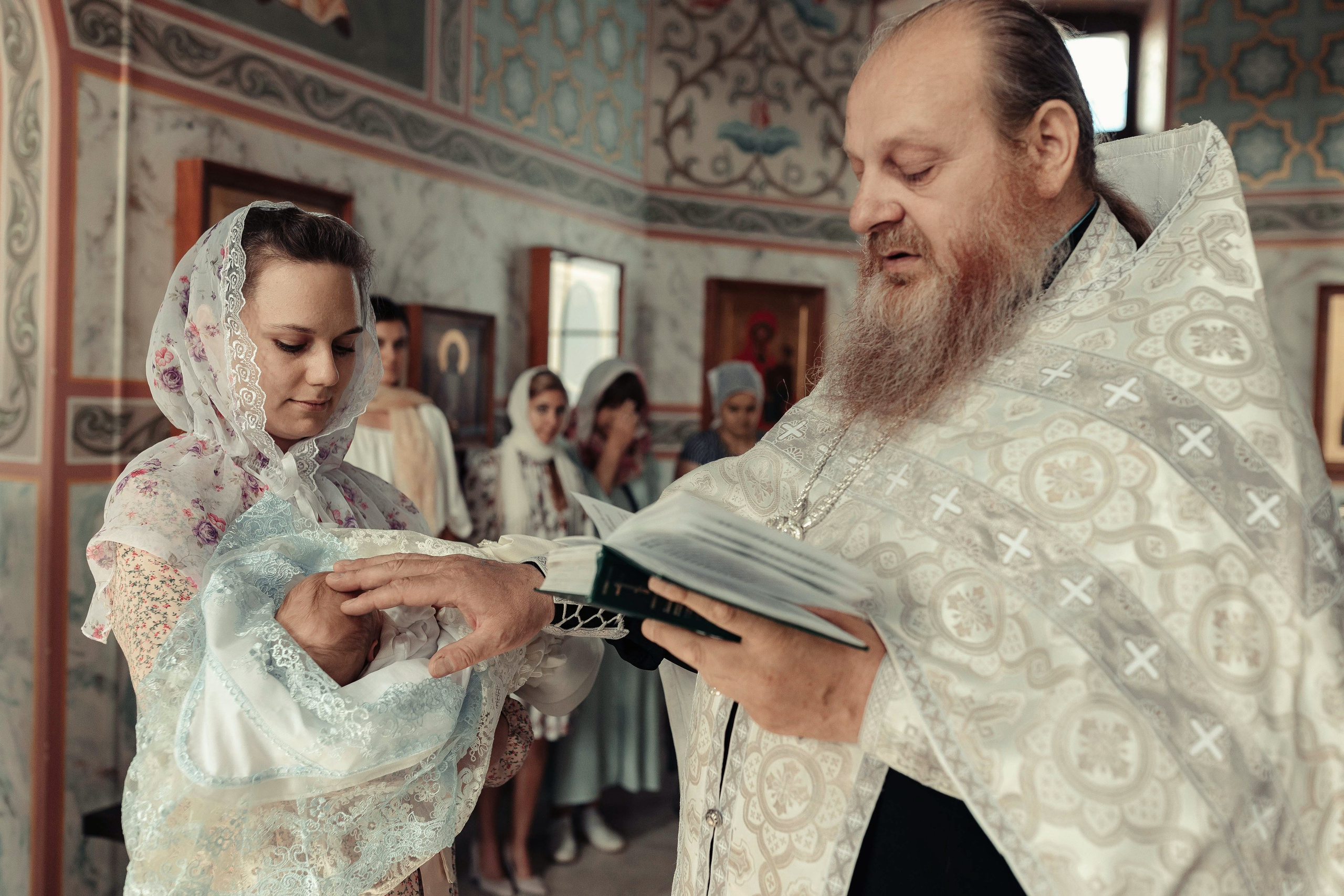 Фото съемка таинства крещения в храме Нижнего Новгорода. Алексей Шаров — свадебный и репортажный фотограф в Нижнем Новгороде